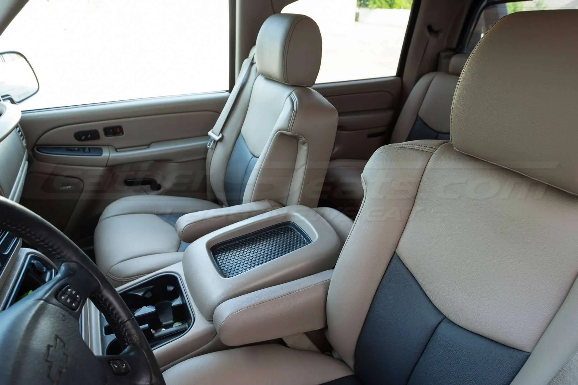 03-06 Chevrolet Avalanche Installed Upholstery Kit - Desert & Black - Front Seats