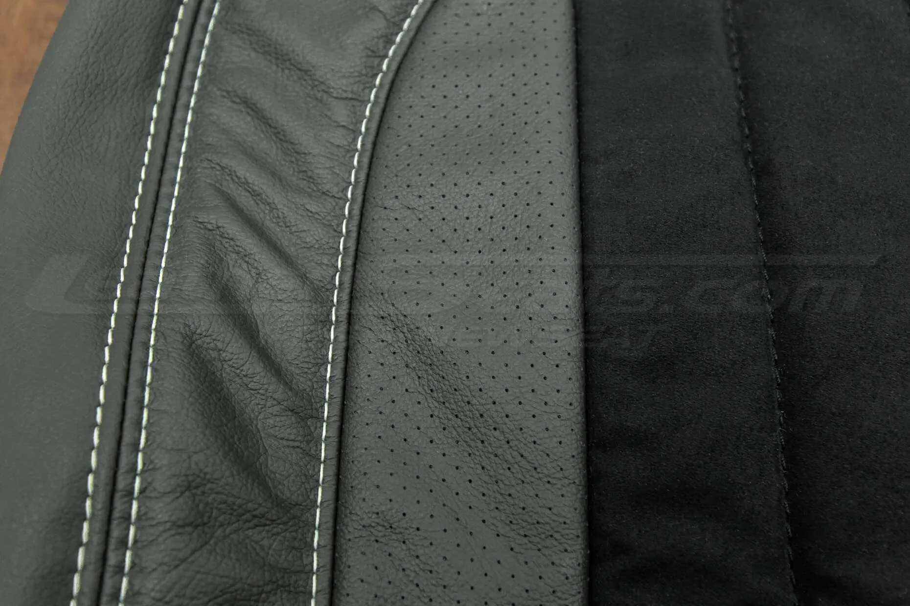 Dodge Ram Leather Upholstery - Backrest perforated wing and side double-stitching
