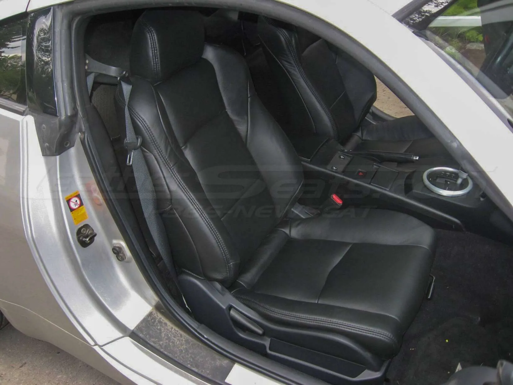 Nissan 350Z installed kit - Black - Front passenger seat