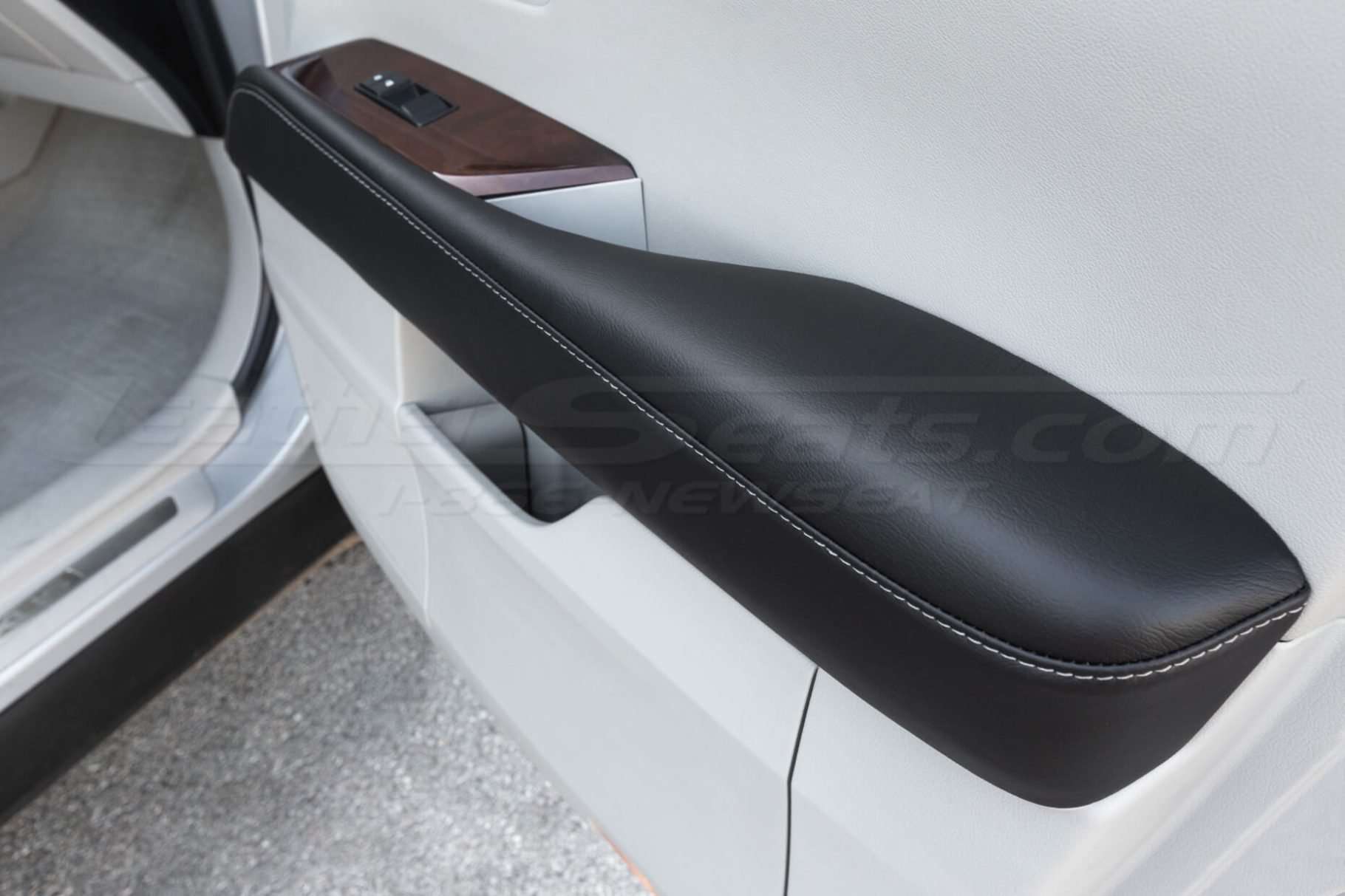Lexus RX350 Leather Seats - Frost & Black - Door armrest close-up