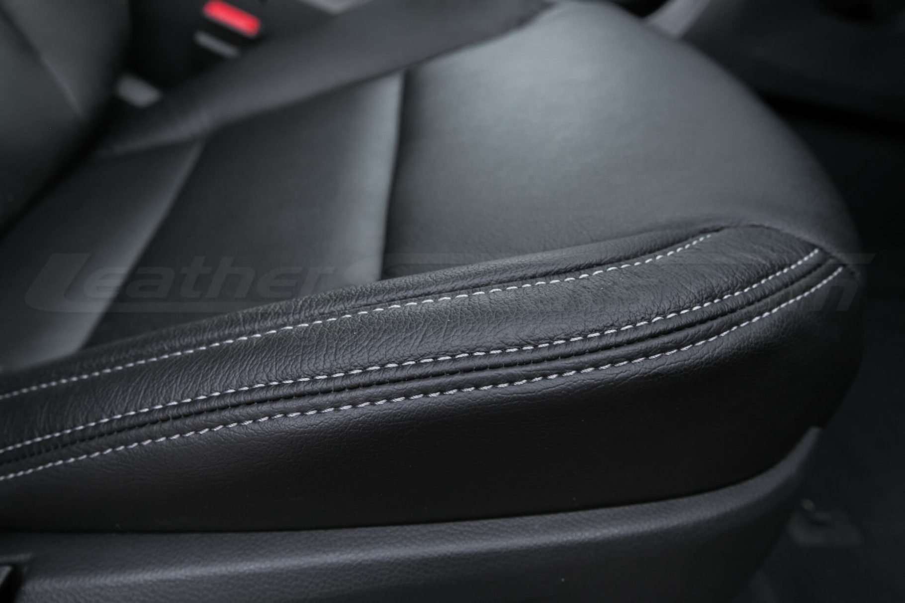 Hyundai Santa Fe Sport installed leather kit - Black - Cushion side double-stitching