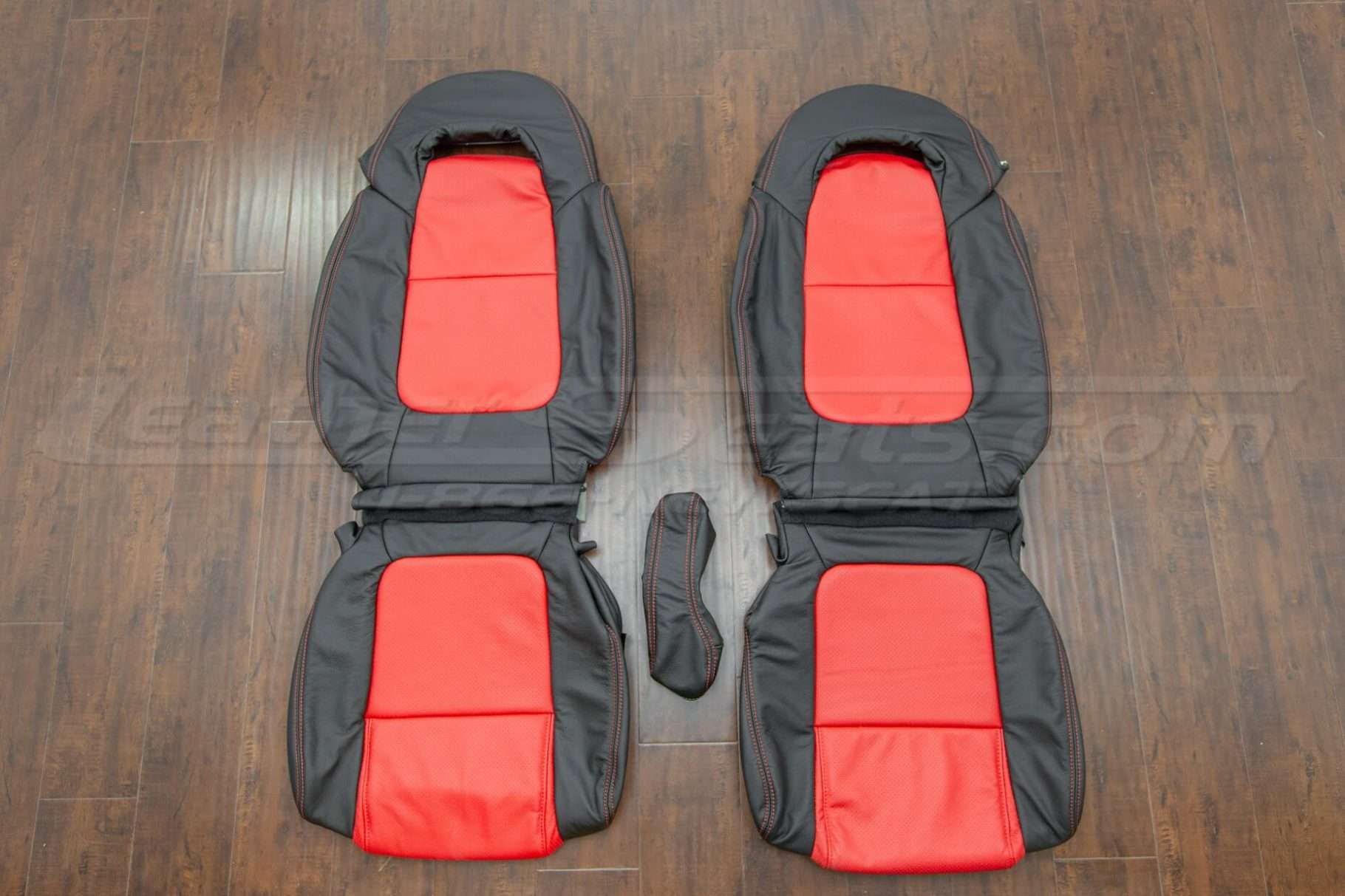 Chevrolet SSR Black & Bright Red - Front seat upholstery with console