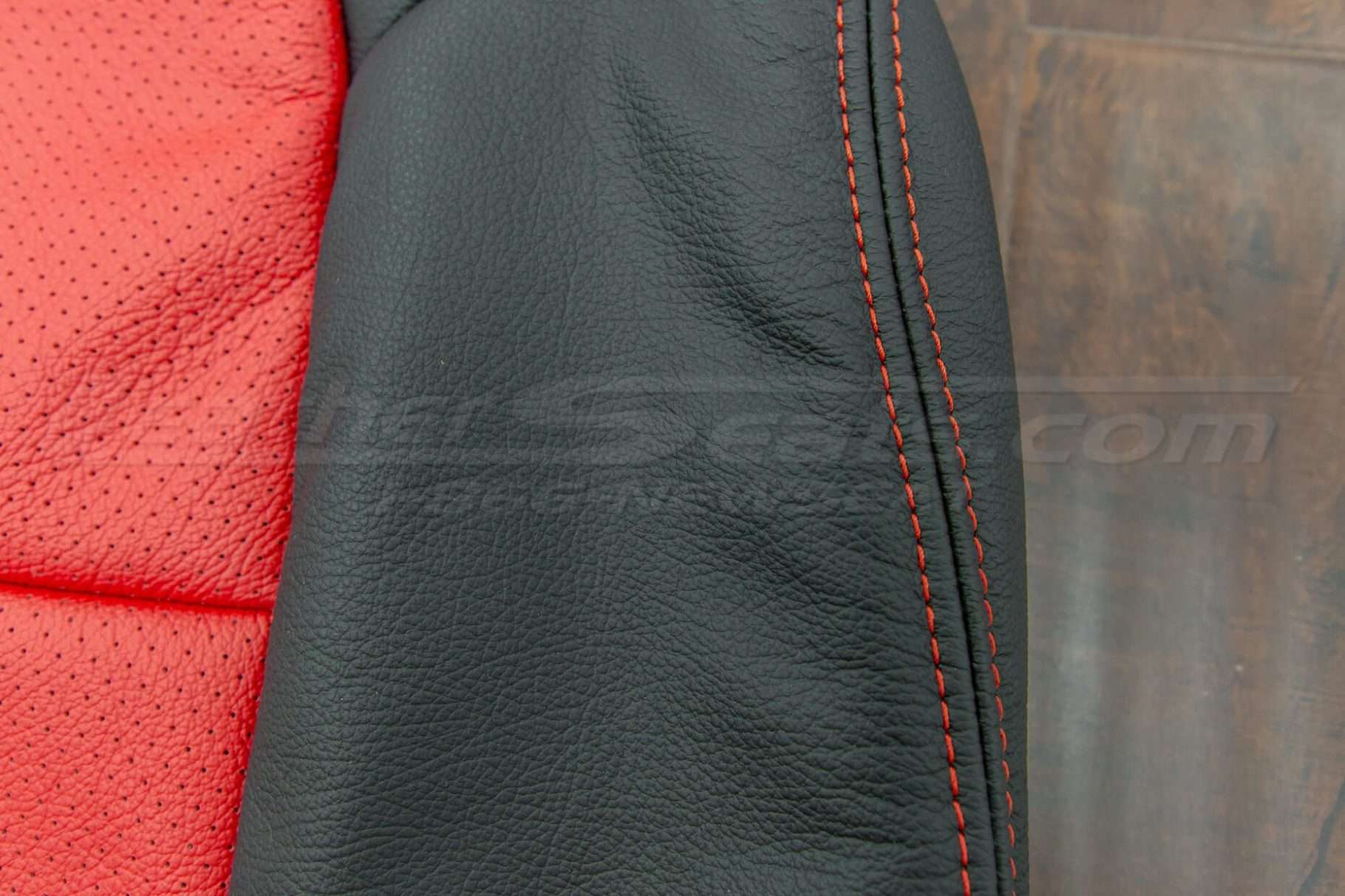 Side double-stitching in bright red