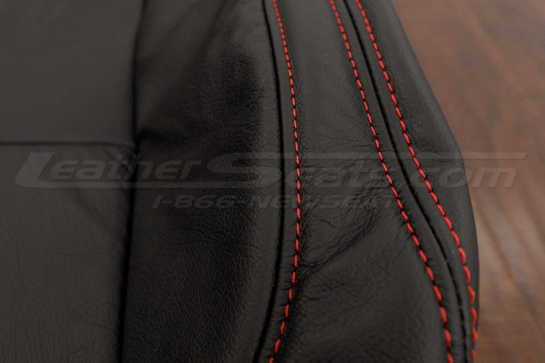 Side double-stitching in bright red