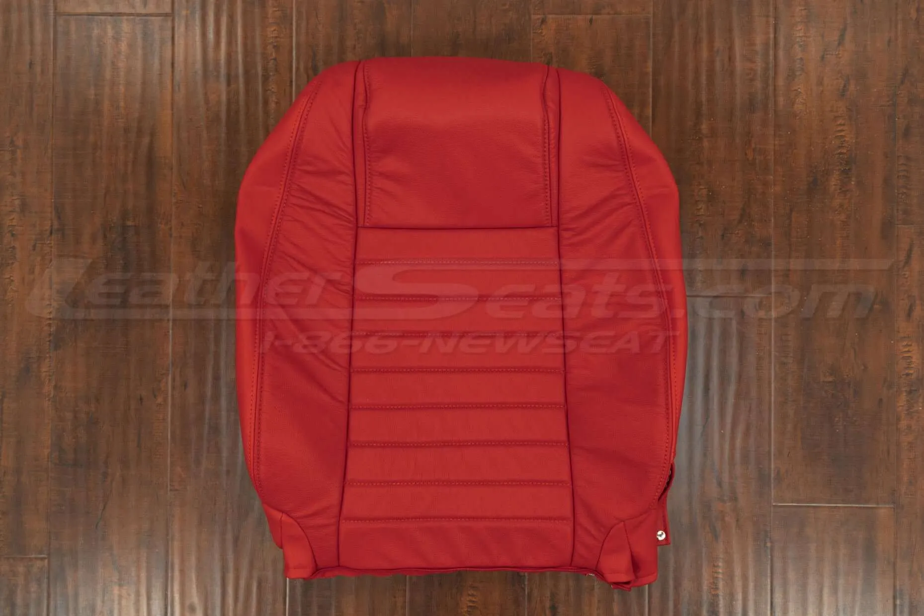 Front backrest upholstery in bright red