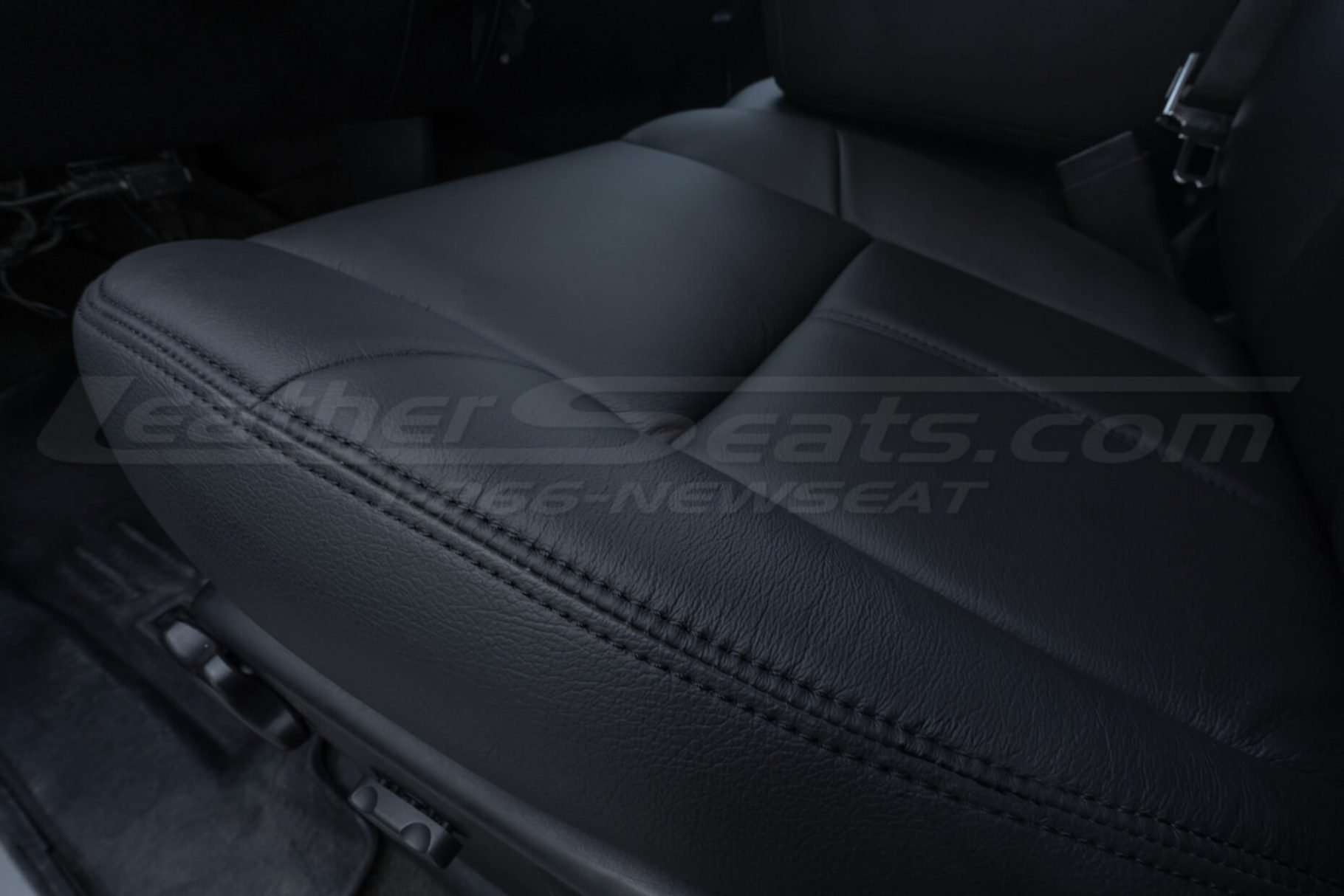 Cushion side Dark Graphite double-stitching