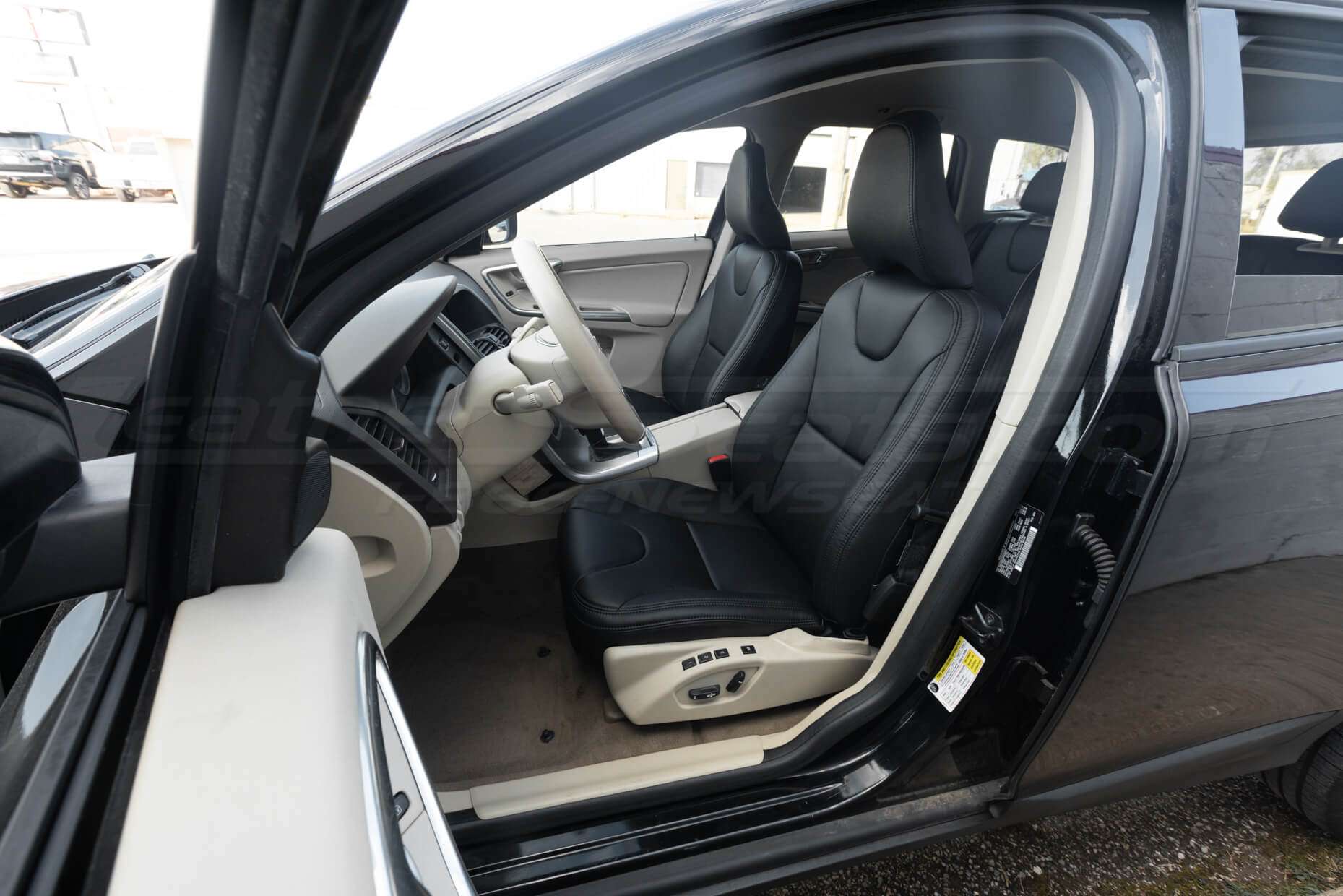 Black XC60 leather seats , wide angle