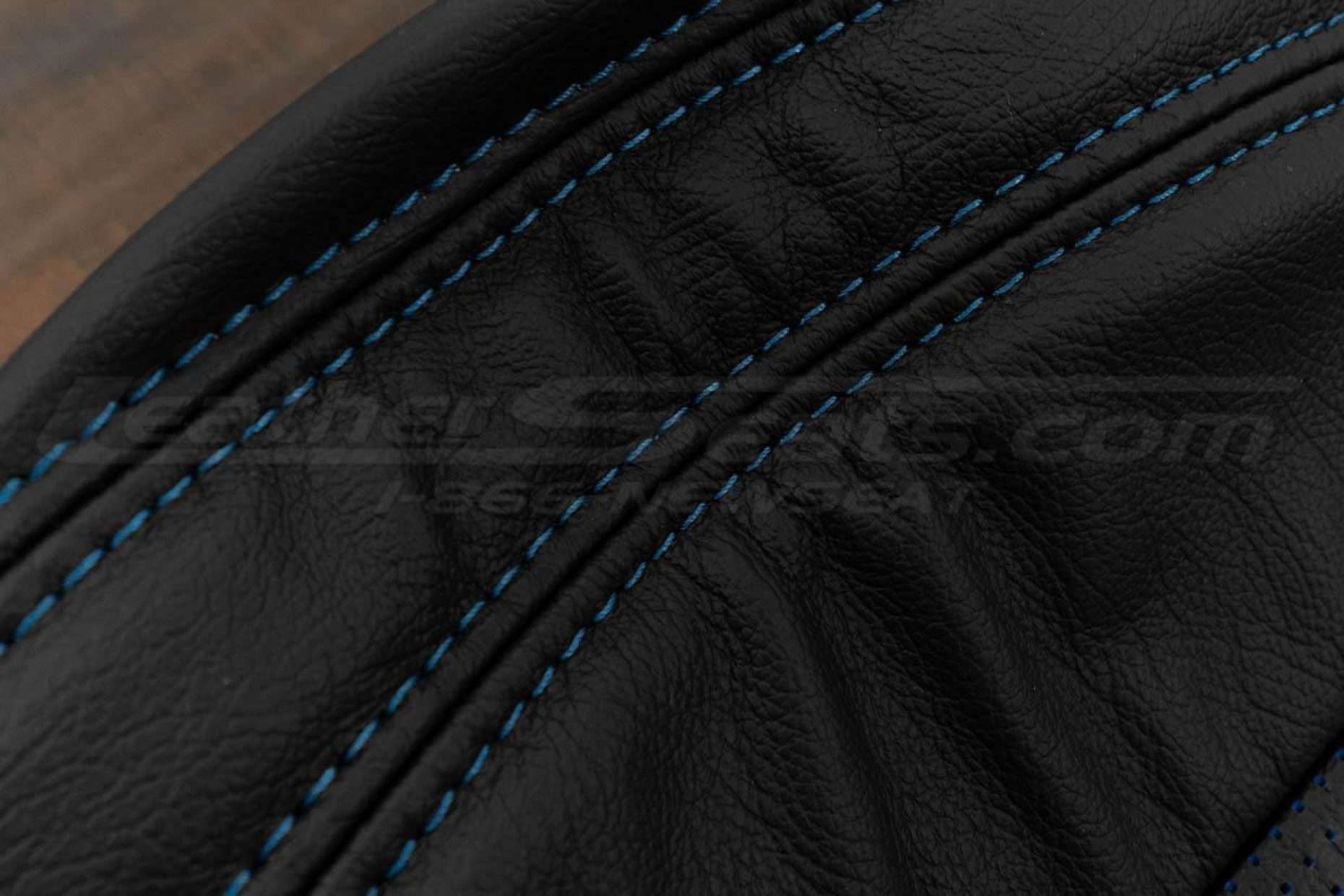 Contrast double-stitching in pacific