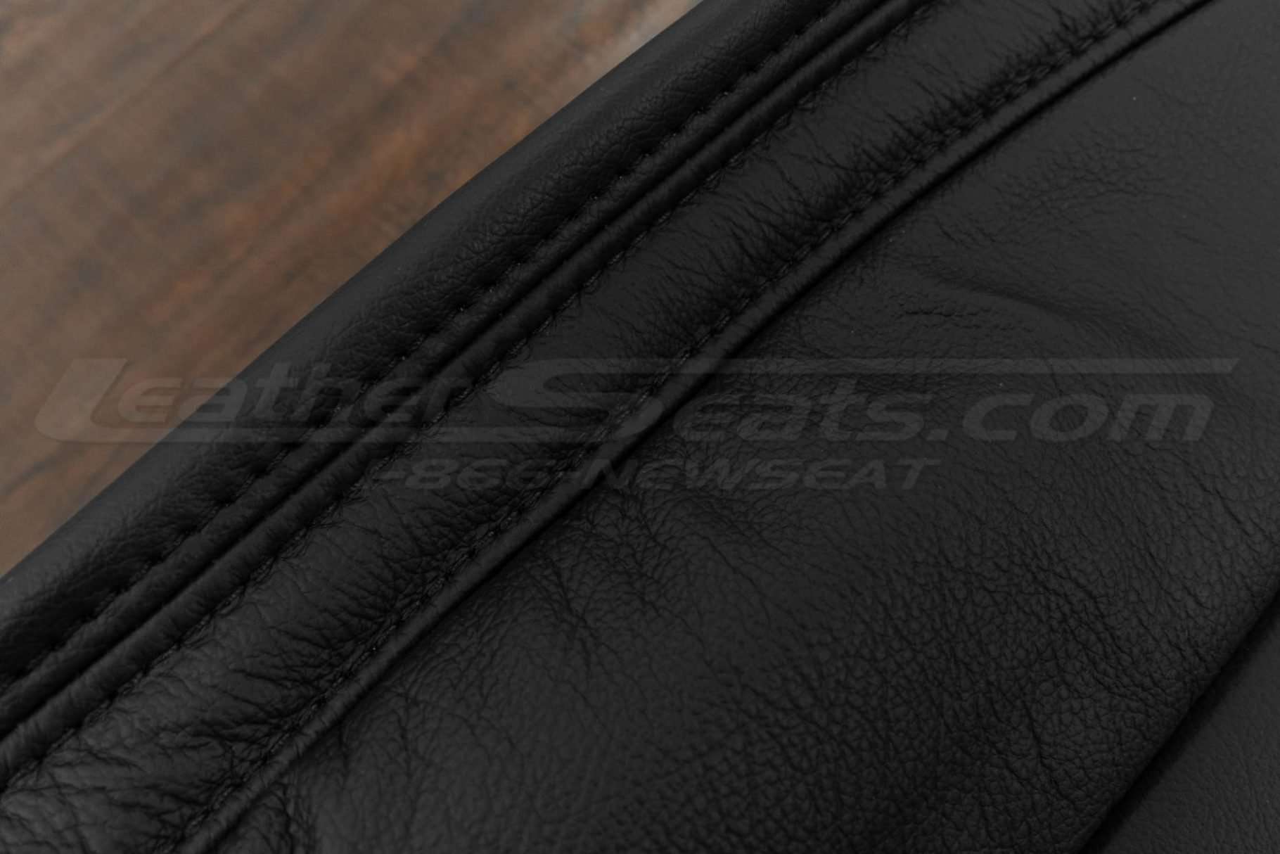 Side double-stitching in black