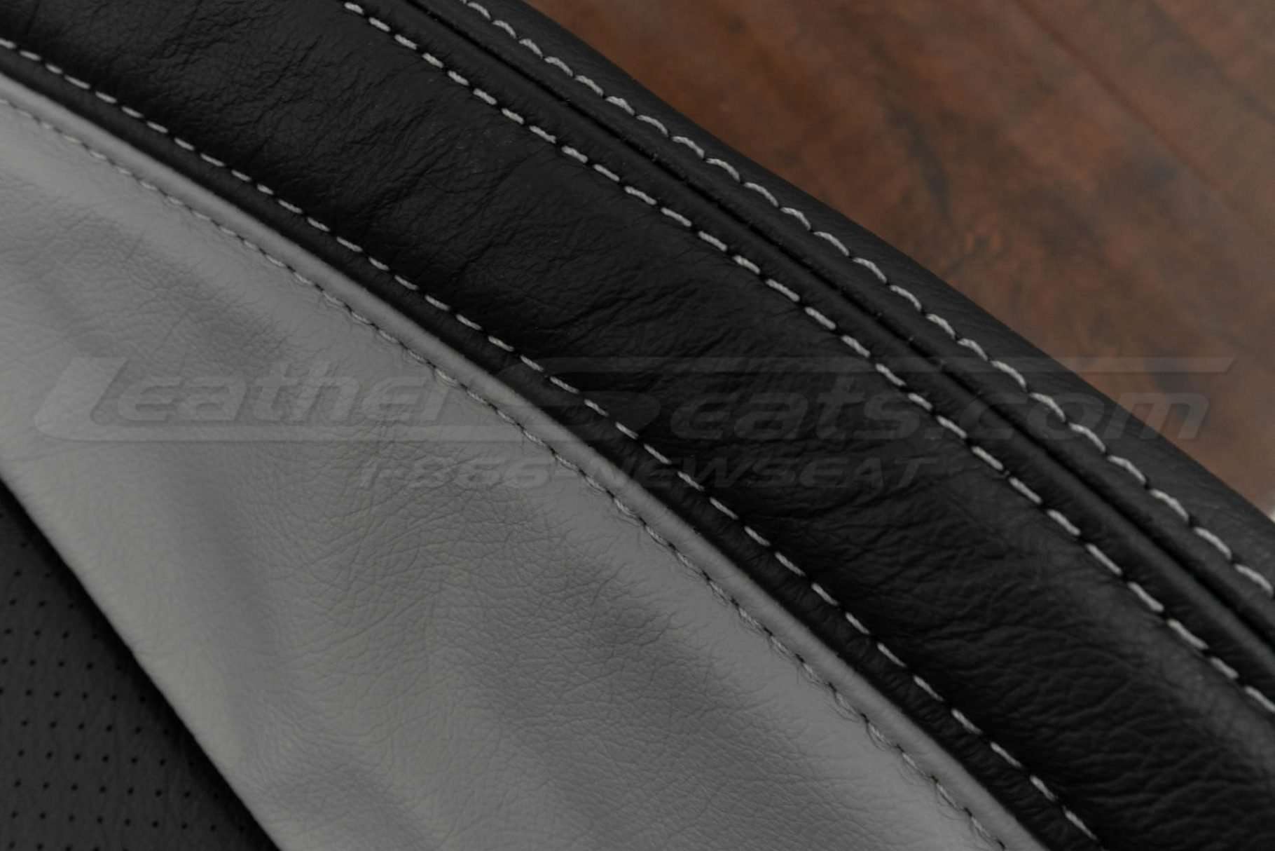 Contrasting double-stitching in Ash