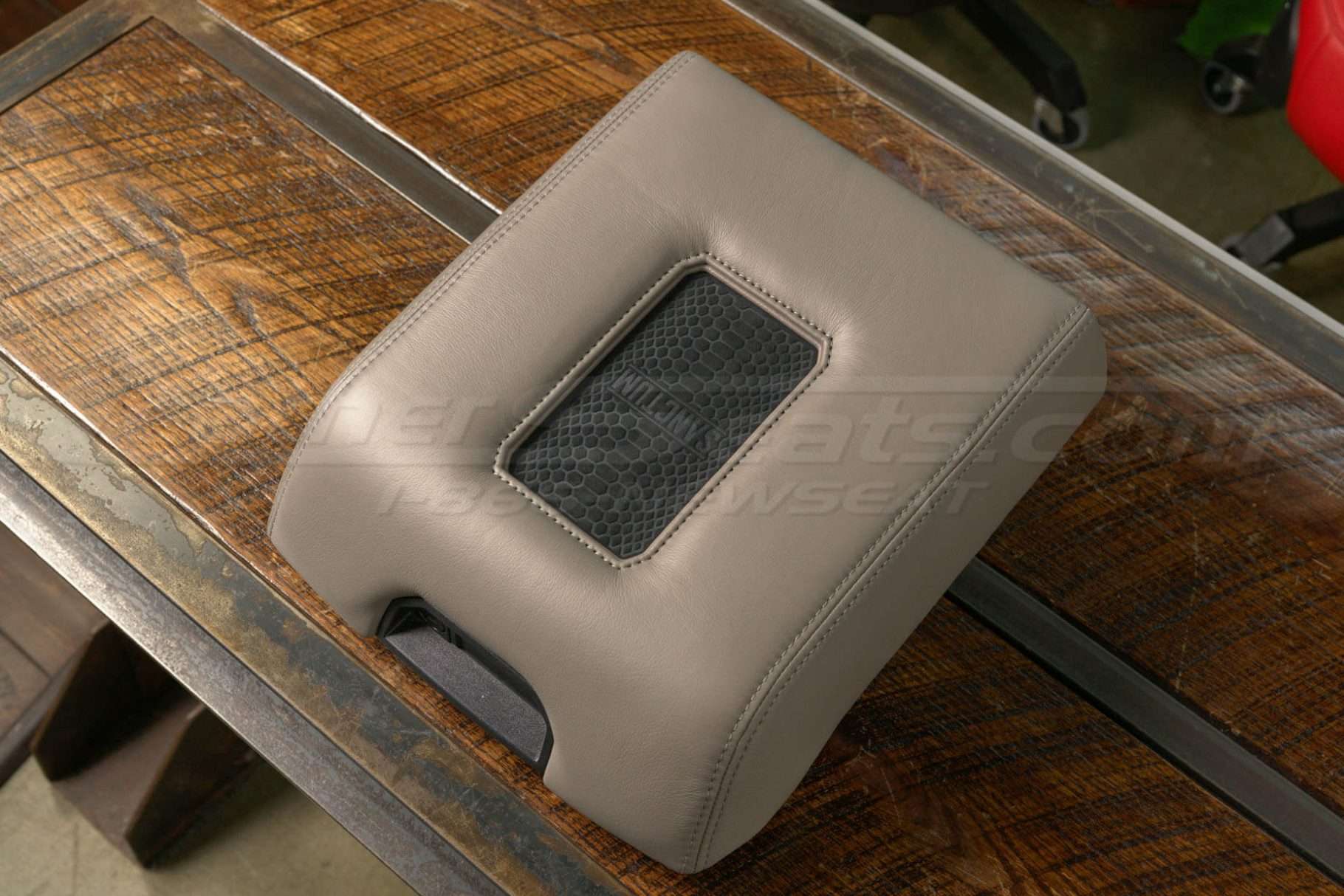 Single-Tone Sanctum Wireless Phone Charging Console Lid