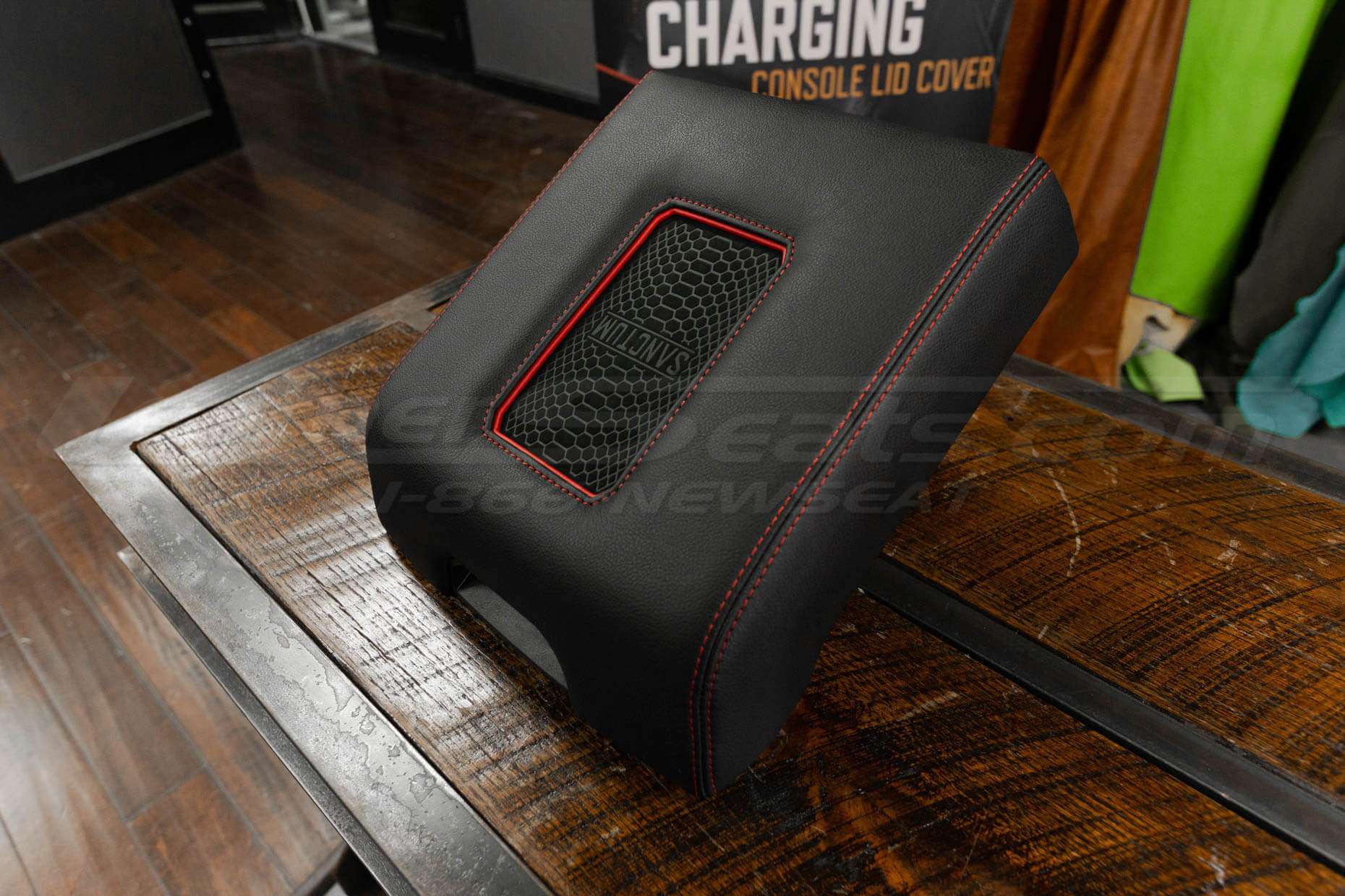 Ford F150 Sanctum Wireless Charging Console - black & Red - Angle 2