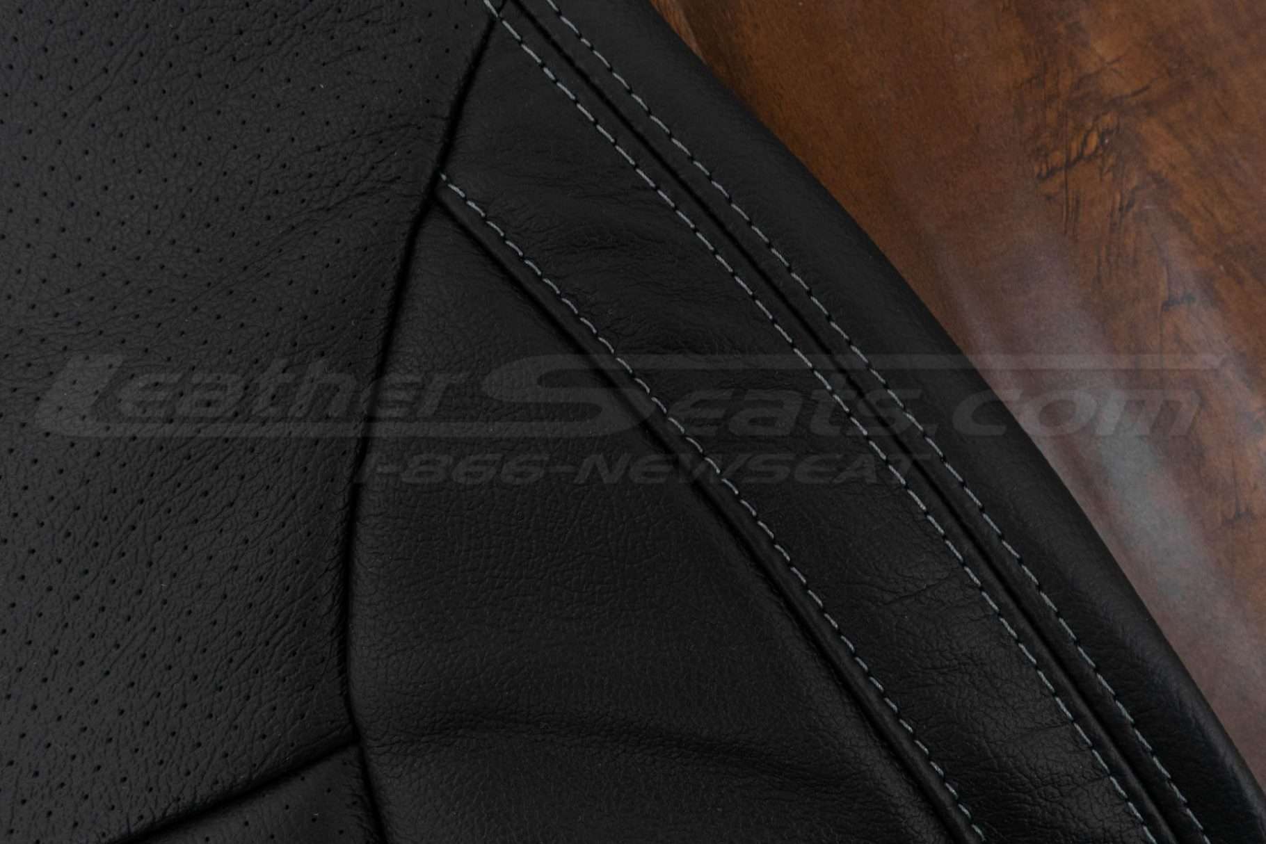 Contrasting lapis stitching