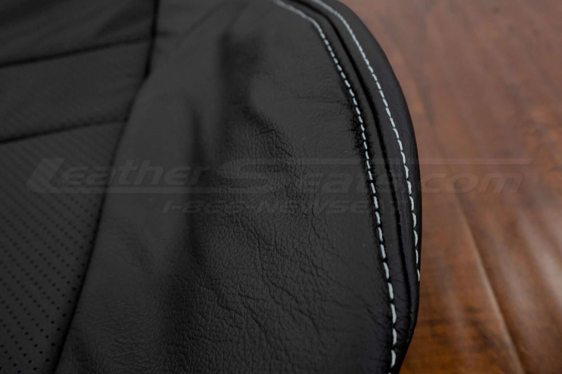 Contrasting double-stitching in Frost