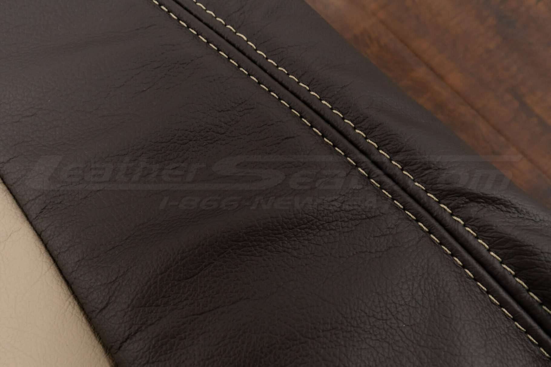 Contrast Double-Stitchingin Ivory