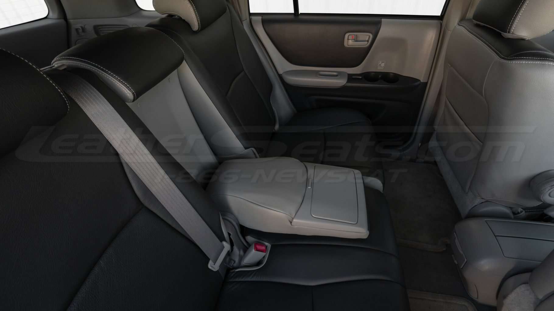 Rear Armrest folded down with leather upholstery