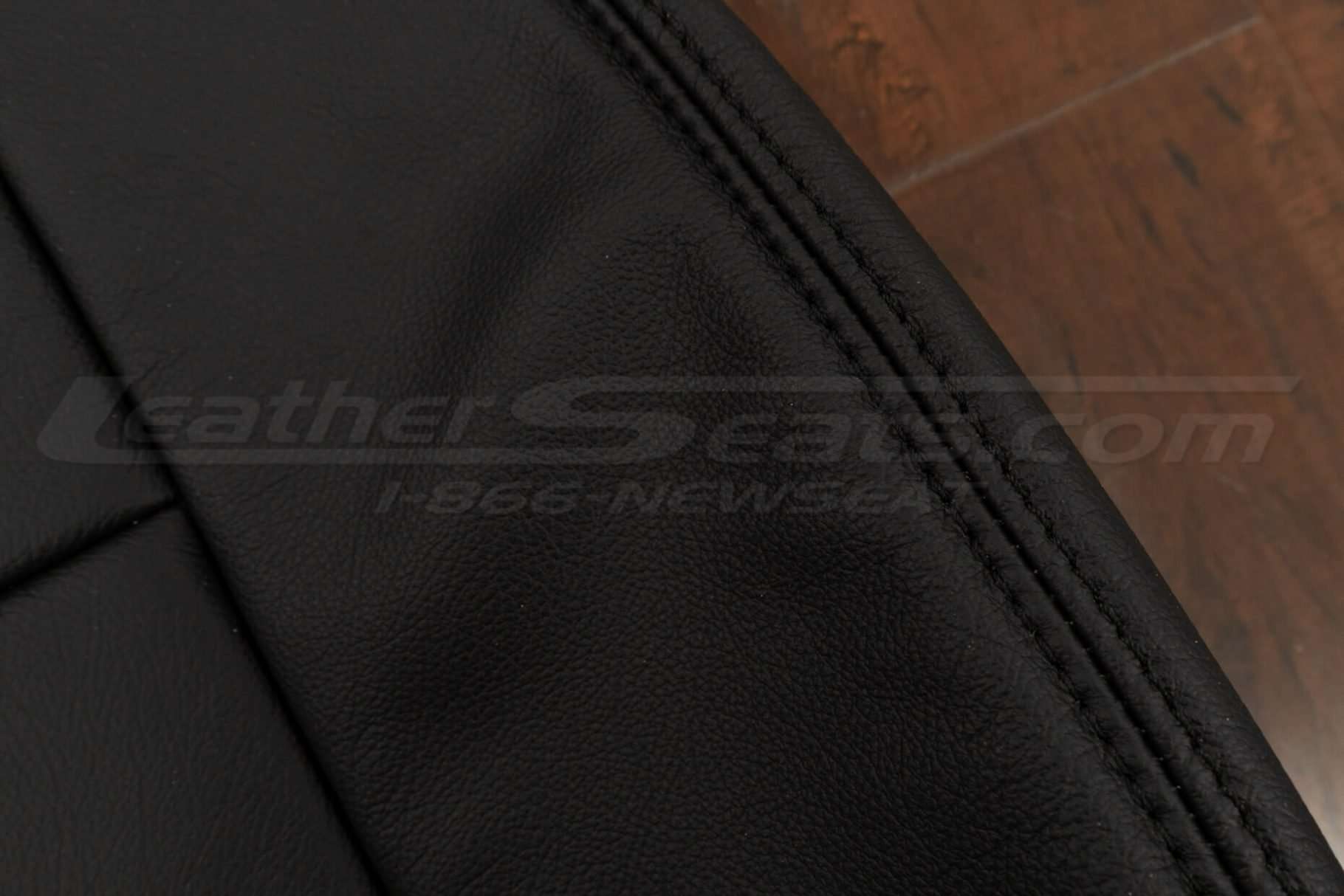 Double-stitching in Black