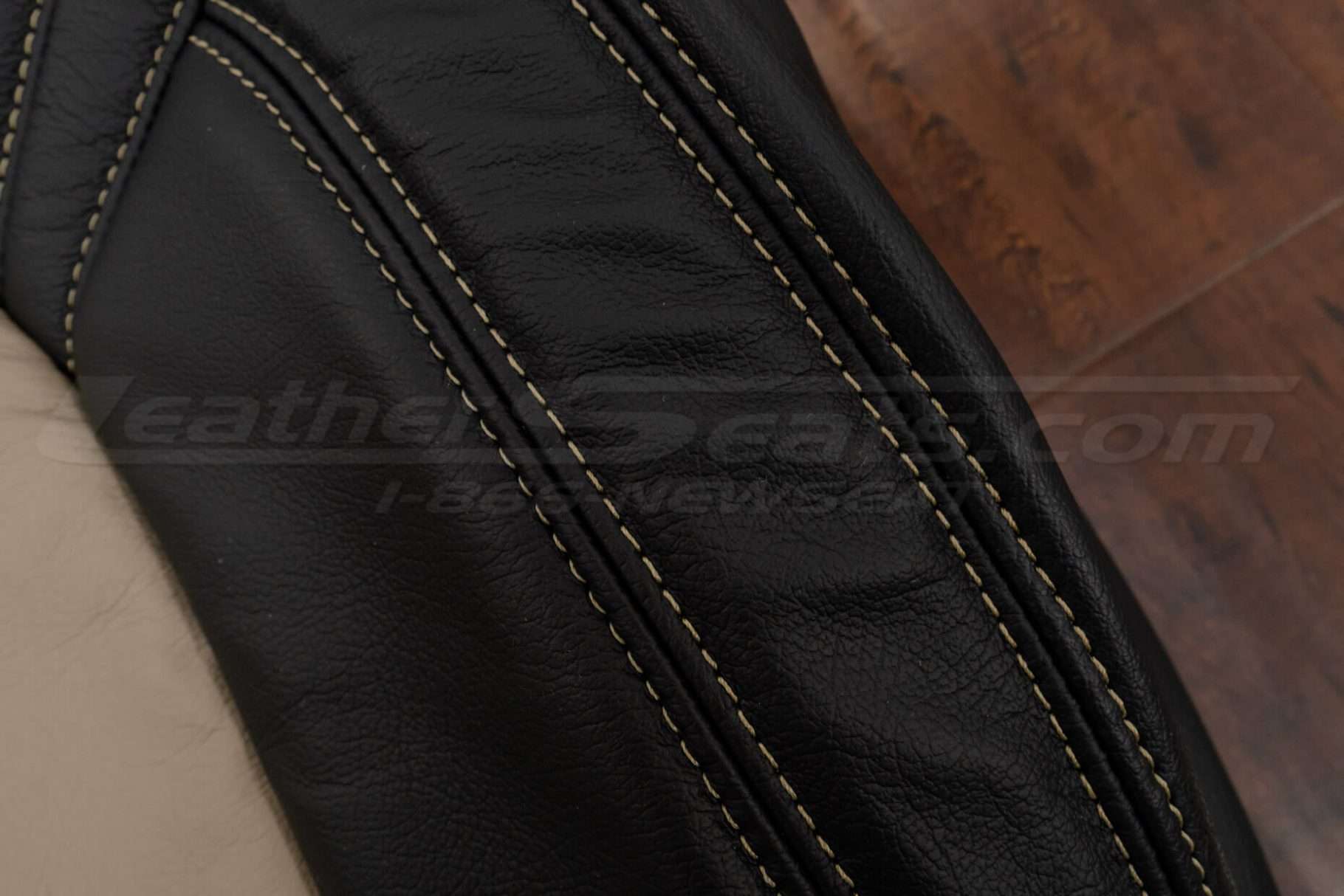 Contrasting double-stitching in Ivory