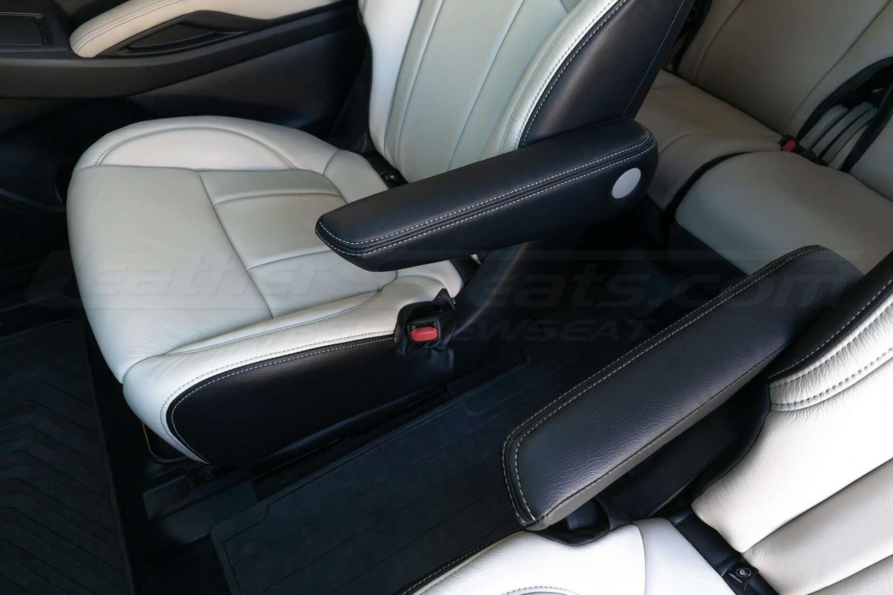 Black leather armrests with contrastng dune stitching