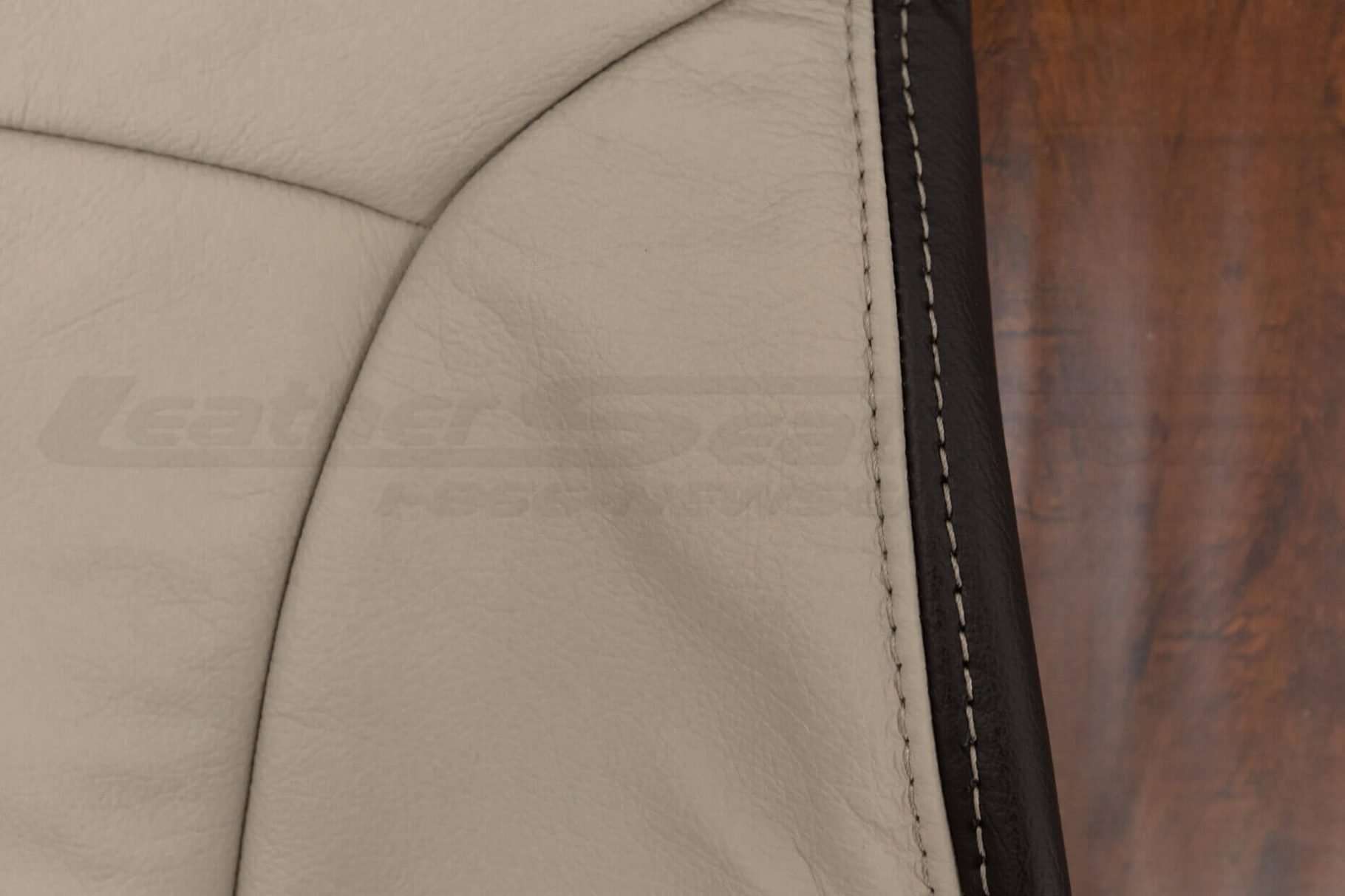 Contrasting double-stitching in Dune