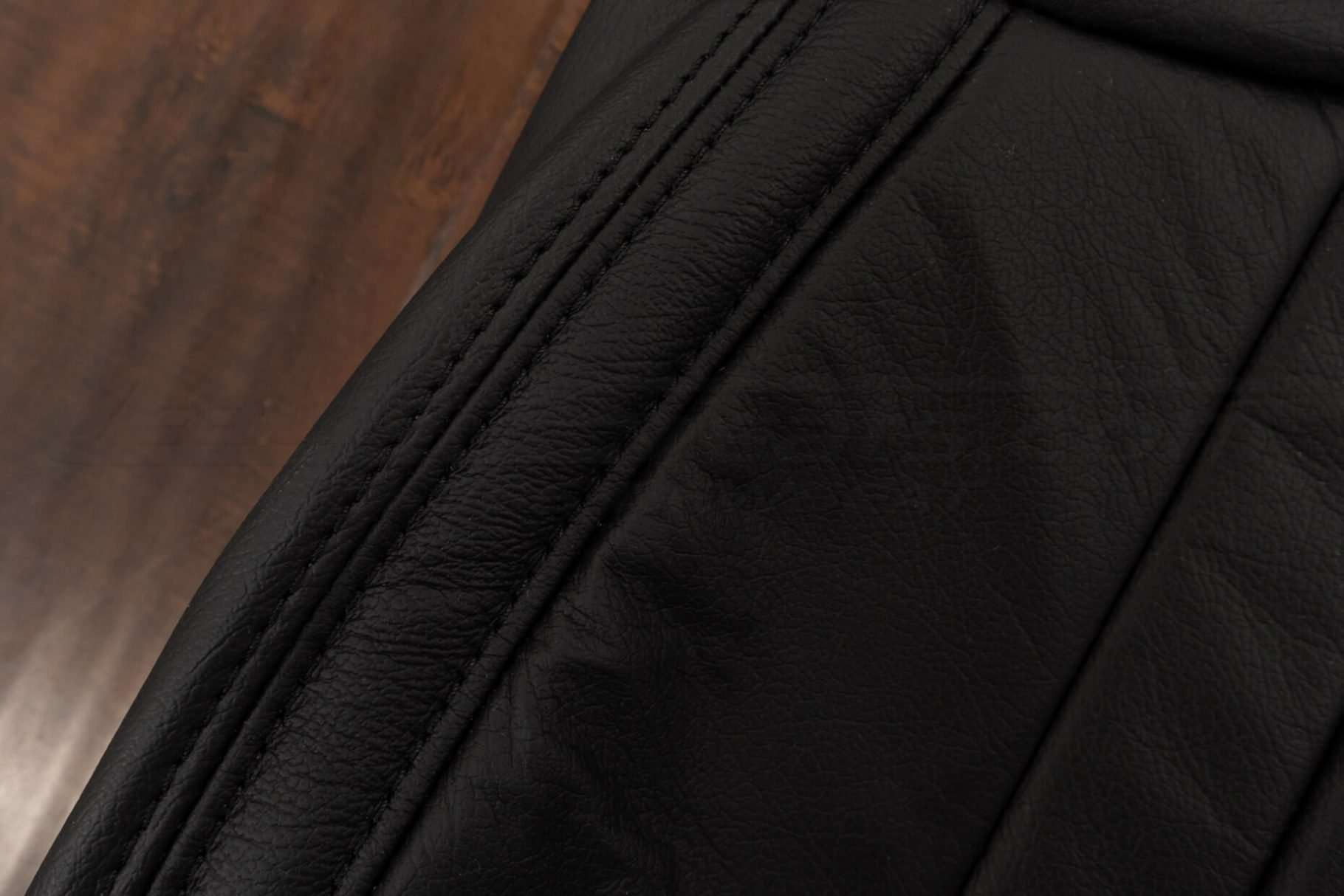 Double-stitching in Black