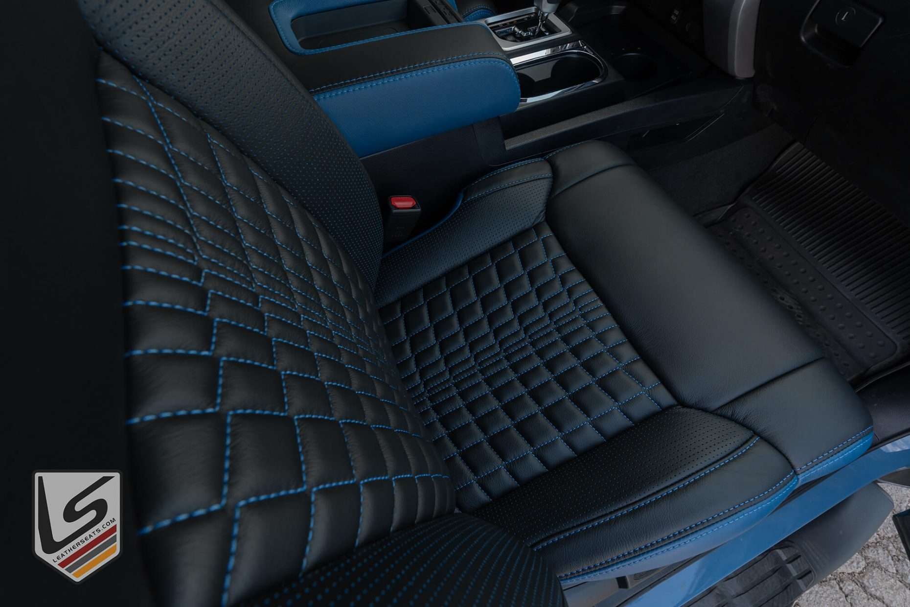Reticulated Quadrata Inserts on front passenger backrest and cushion