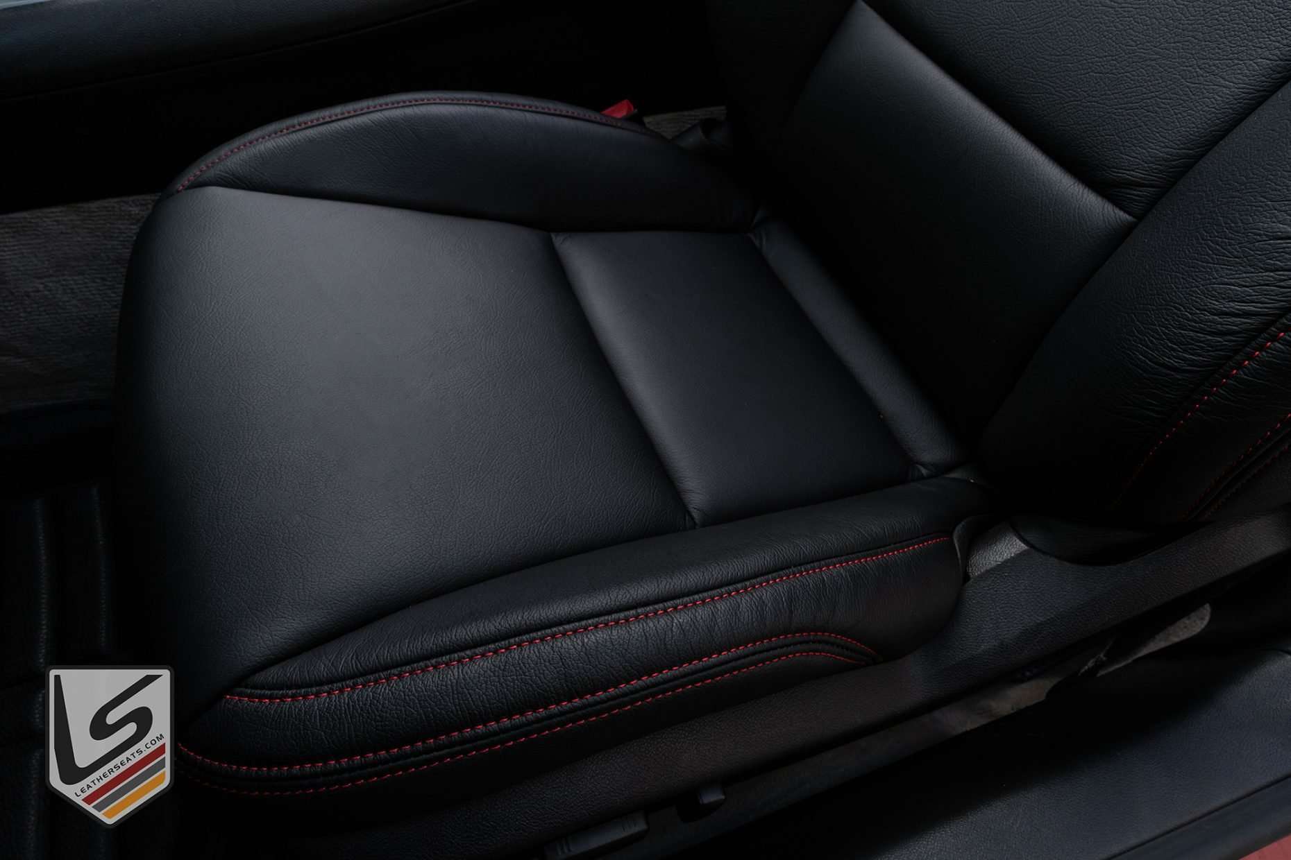 Front seat leather cushion with contrasting double-stitching