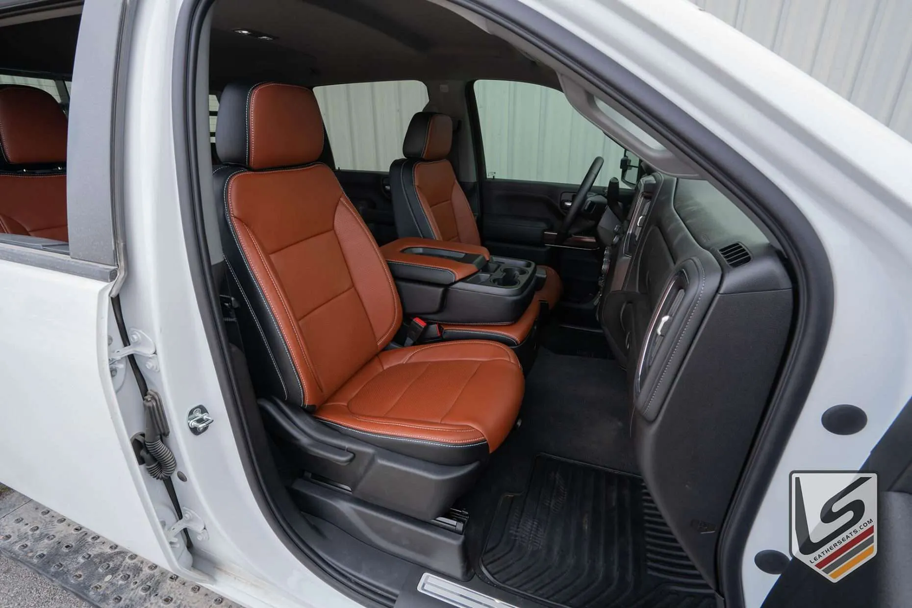 Silverado CrewCab/DoubleCab with custom leather seats in Black and Mitt Brown