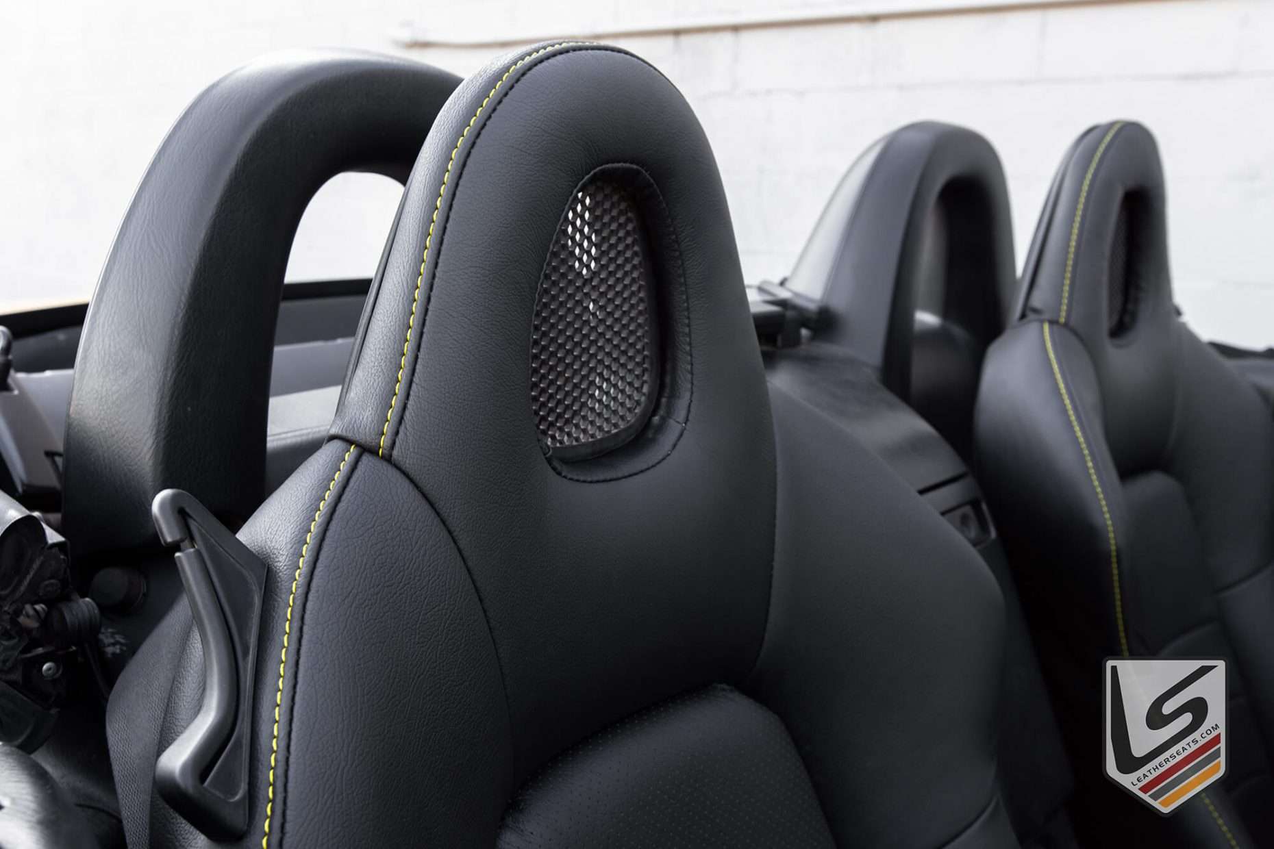 Front headrest with contrasting Sunrise top-stitching