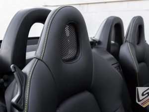 Front headrest with contrasting Sunrise top-stitching