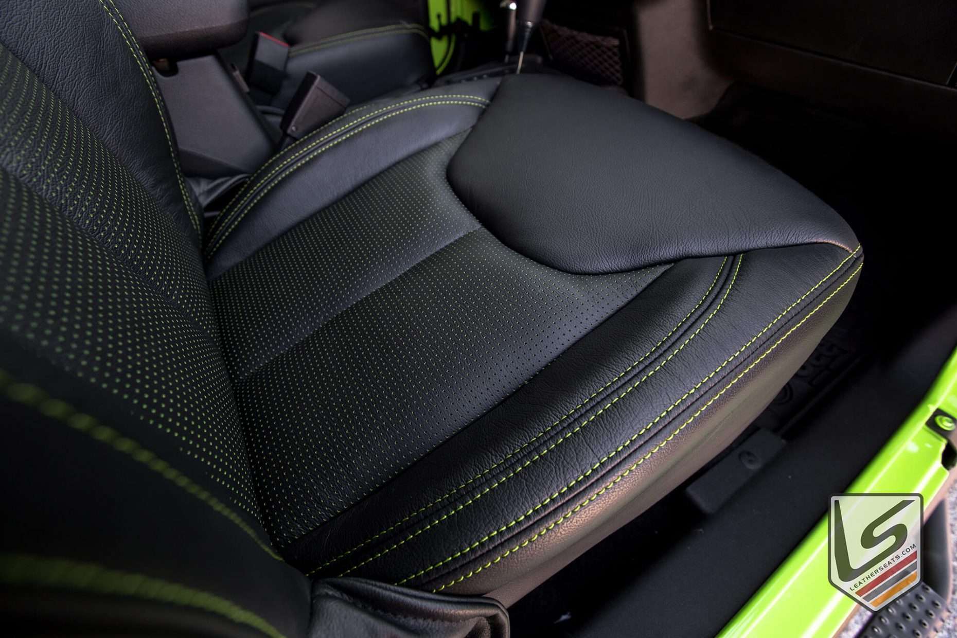 Front seat cushion close-up with Piazza Green perforation