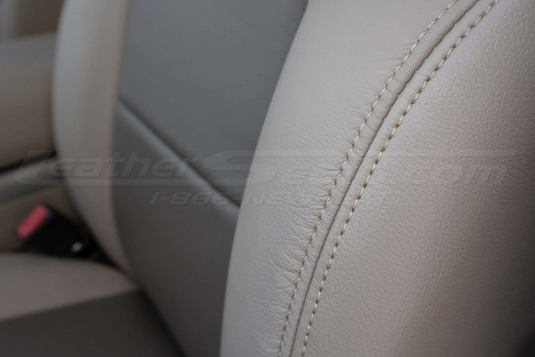 Matching Adobe stitching on front backrest bolster