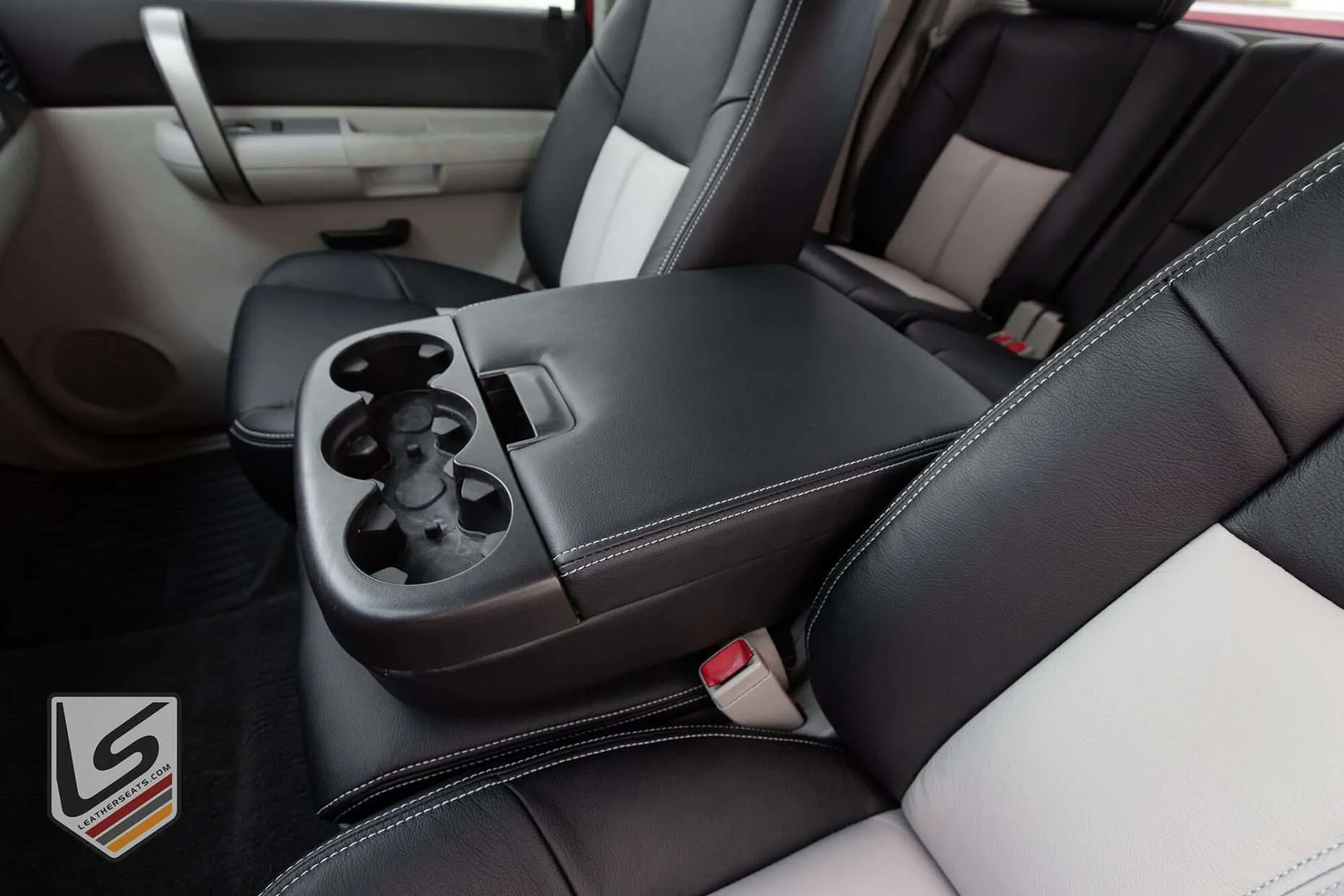 40/20/40 Front seats in Chevrolet Silverado with leather console lid cover in Black