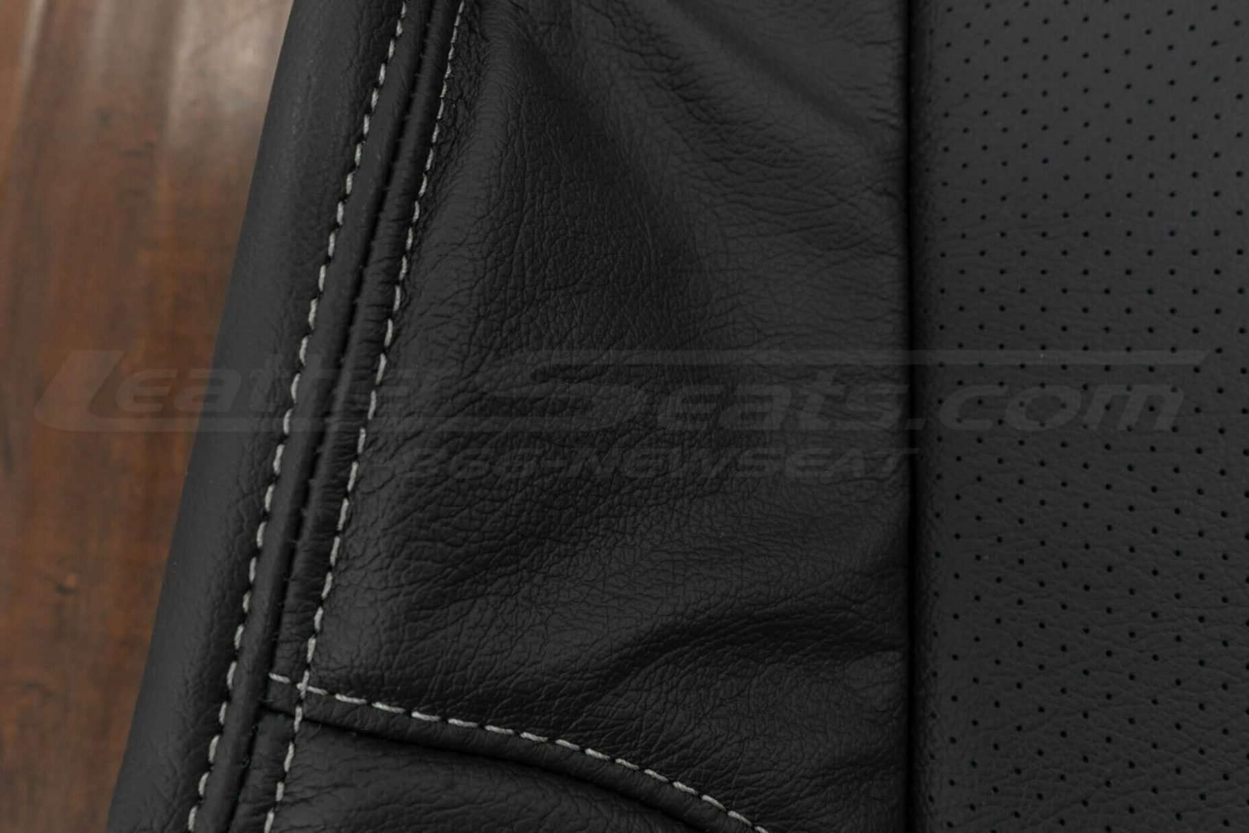 Contrasting double-stitching in Ash