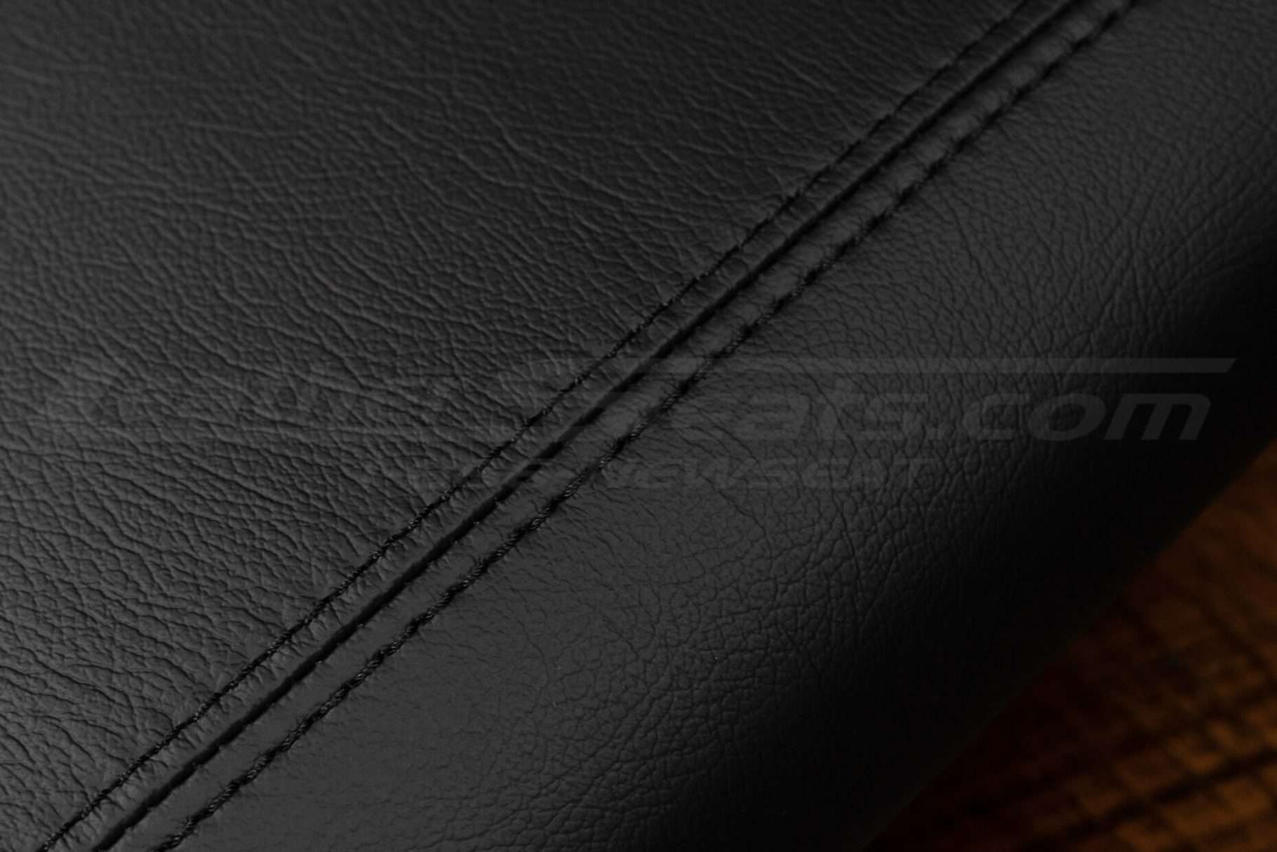 Matching Black stitching on console lid cover