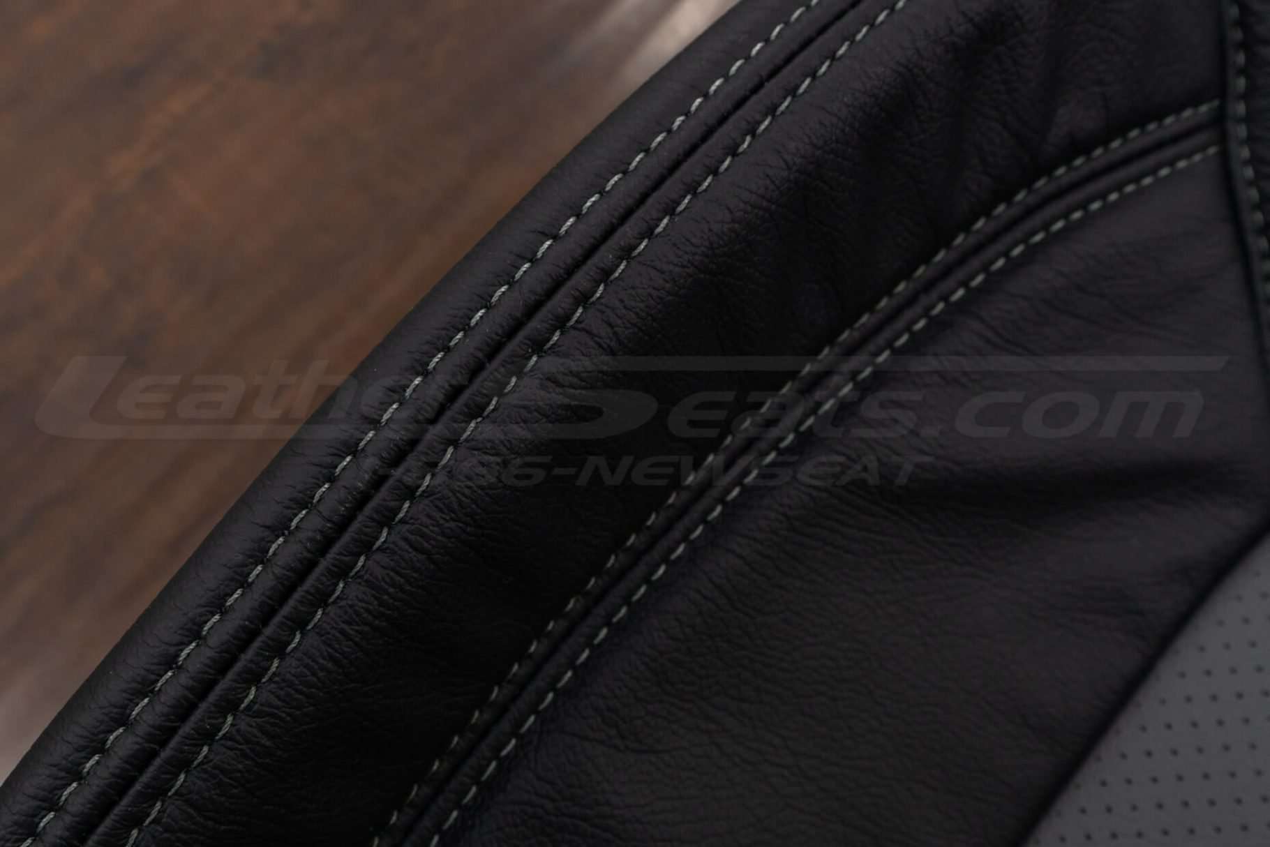 Contrasting double-stitching in Lapis