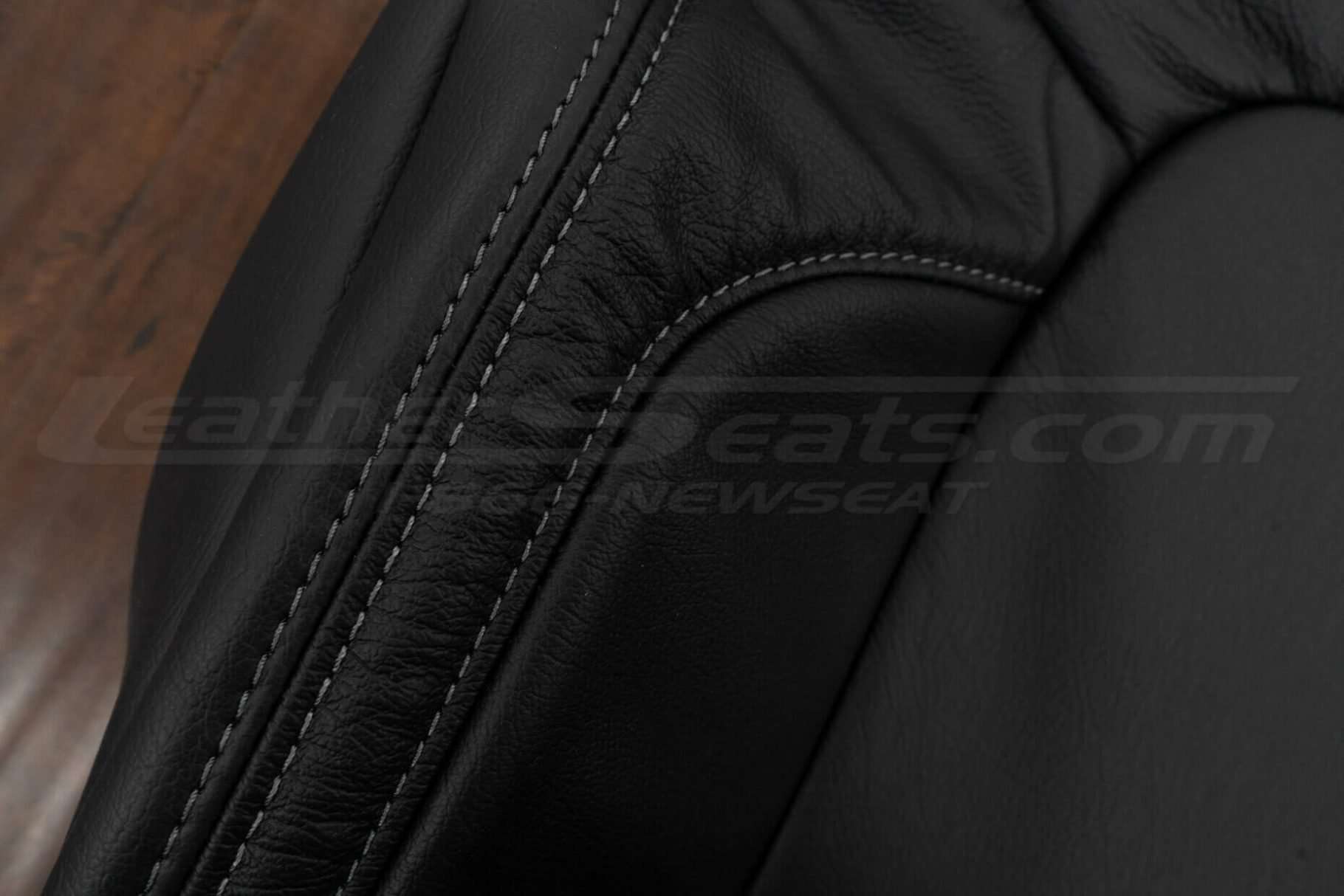 Contrasting double-stitching in Stone