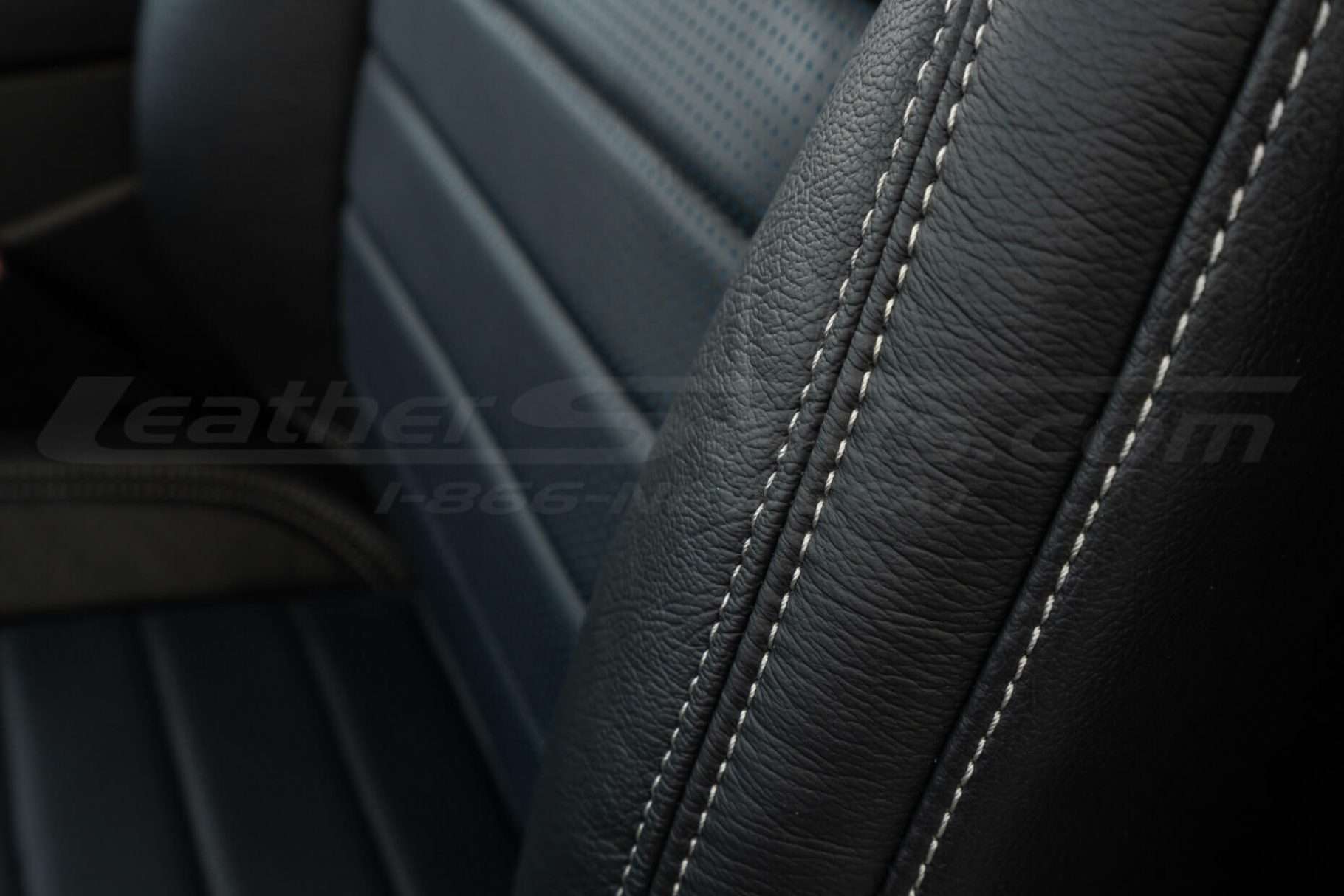 Contrasting double-stitching in Frost - Bolster close-up