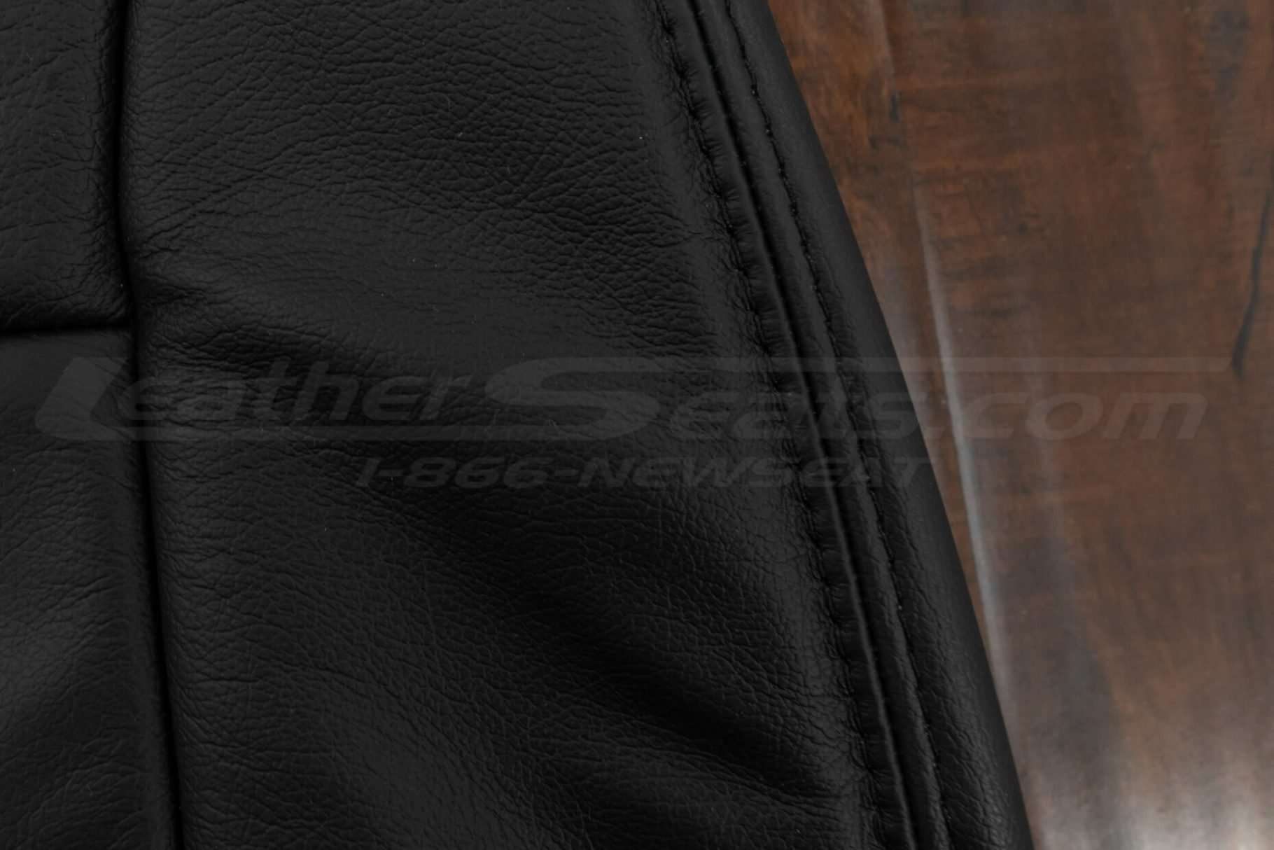 Double-stitching in Black