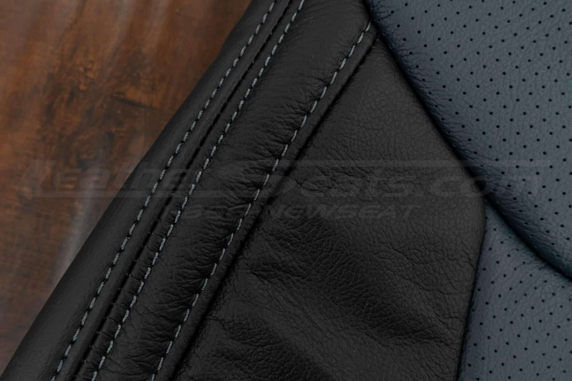 Contrasting double-stitching in Blue