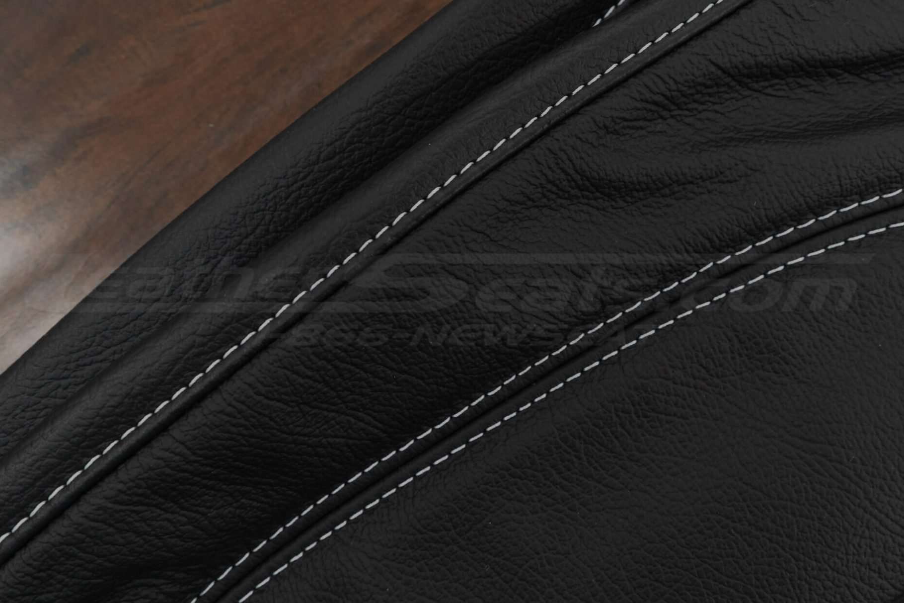 Contrasting double-stitching in Ice Grey