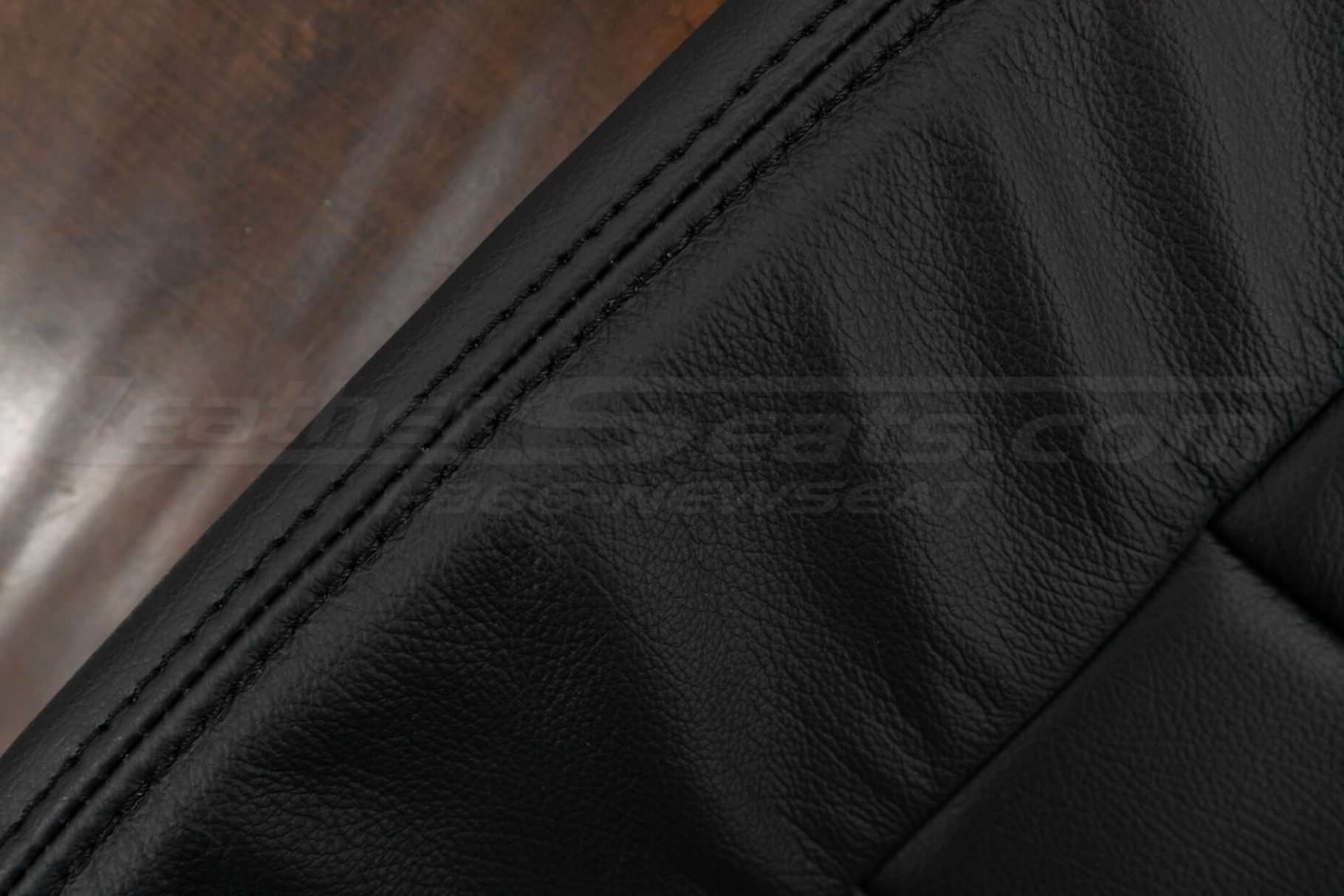 Double-stitching in Black