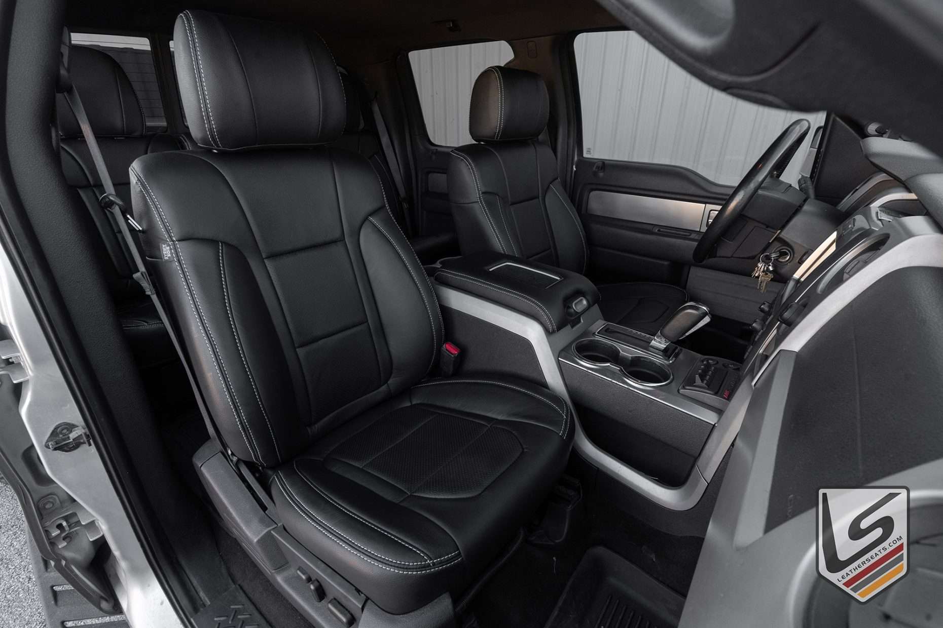 Front passenger seat with Black perforated leather - LS Gallery