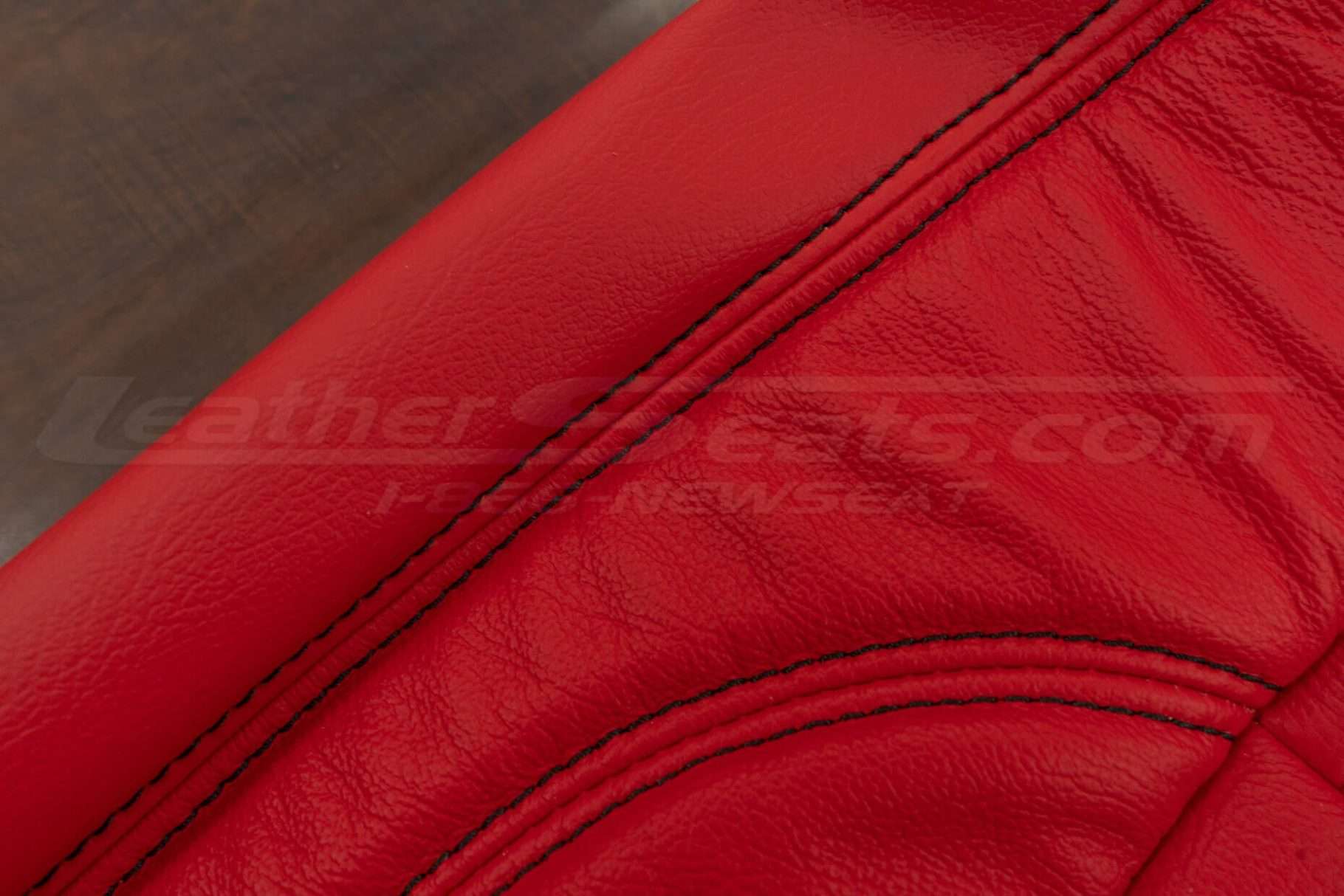 Contrasting double-stitching in Black