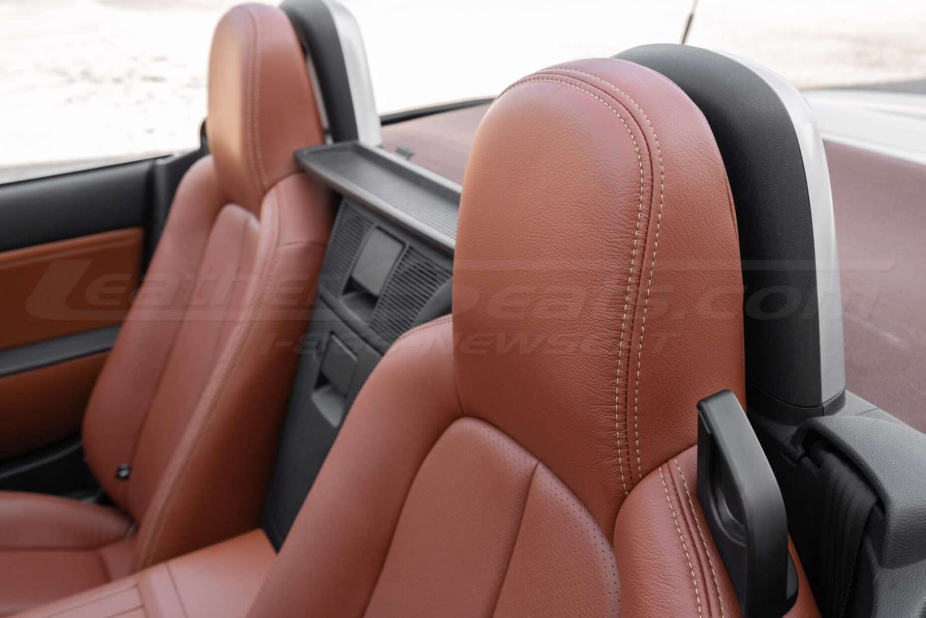 Mitt Brown leather headrest with contrasting stitching