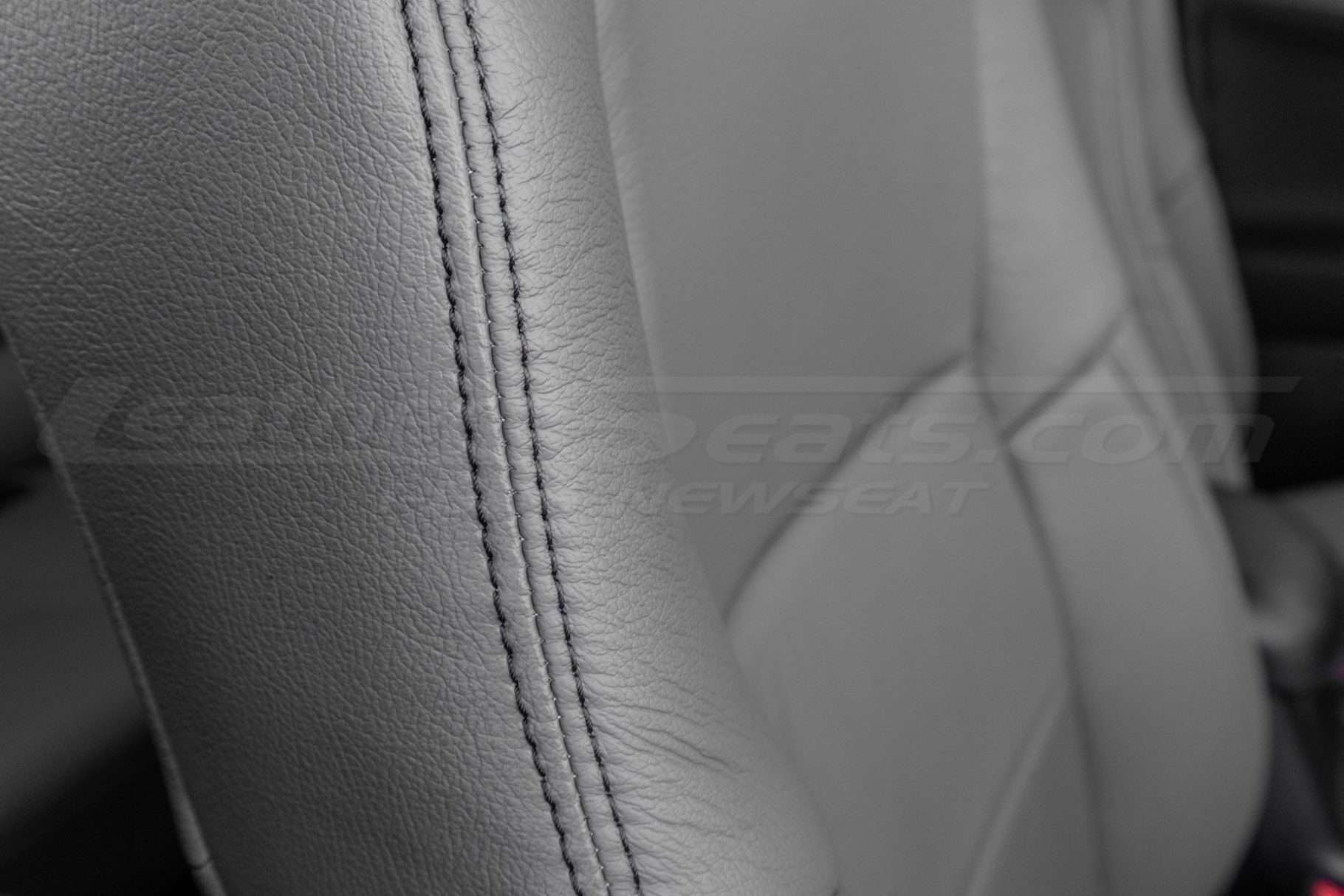 Contrasting double-stitching in Black - close-up