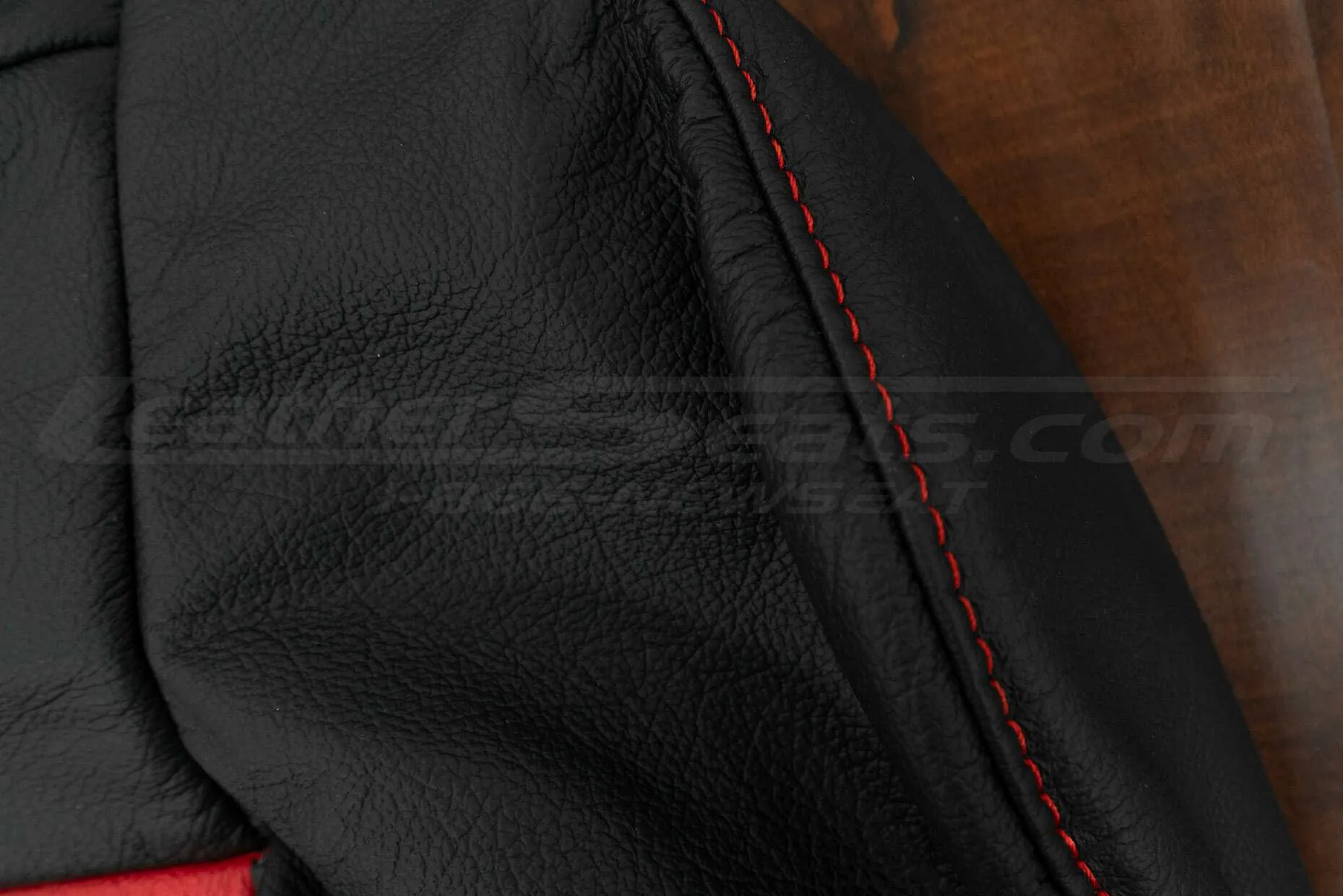 Contrasting top-stitching in Bright Red on Black leather