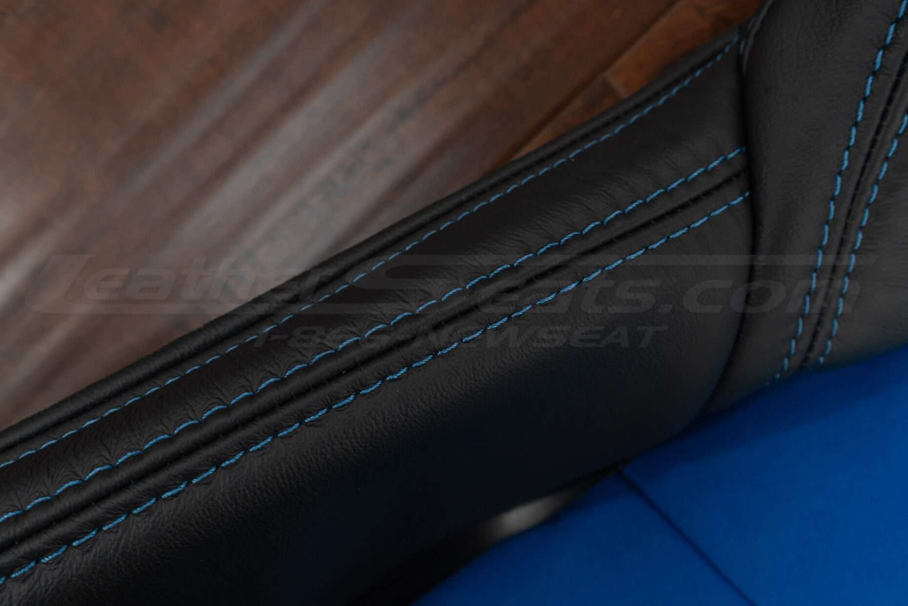 Contrasting double-stitching n Cobalt