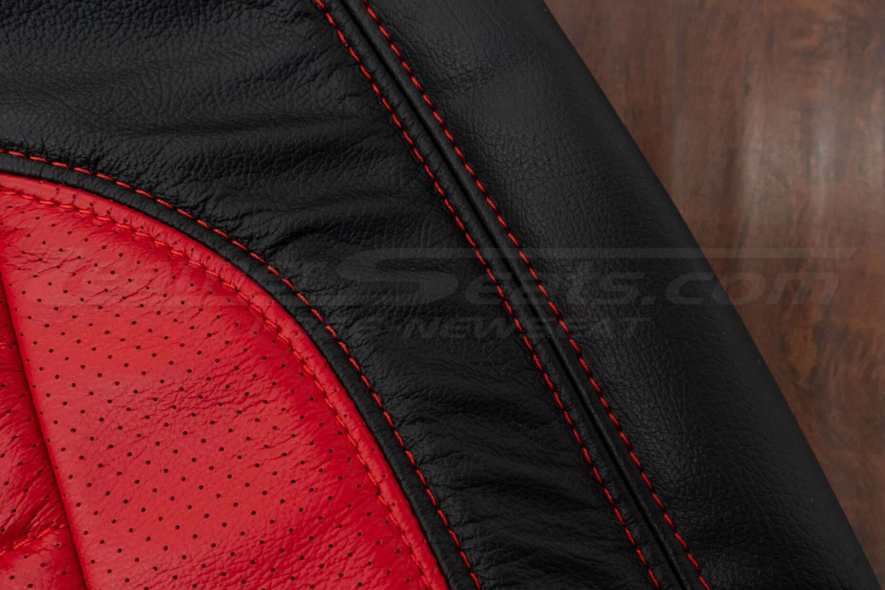 Contrasting double-stitching in Bright Red on Black leather