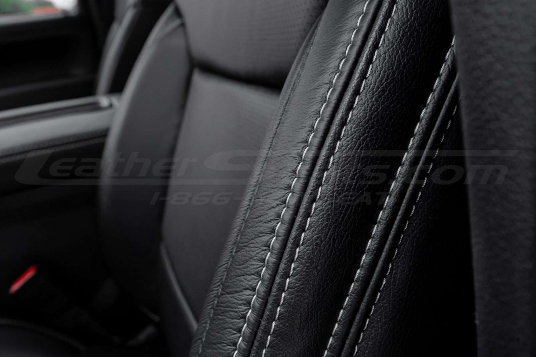 Contrasting double-stitching in Silver